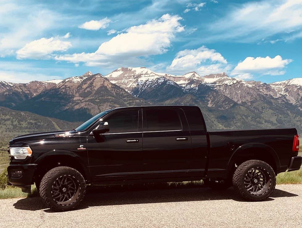 ニッキー・シックスさんのインスタグラム写真 - (ニッキー・シックスInstagram)「Thanks to Brad and the whole team over at @wolfsjackson for setting me up with my new Wyoming mean machine. #Dodge #2500 #Larime #Longhorn #Wyoming #RocknRoll」6月16日 4時58分 - nikkisixxpixx