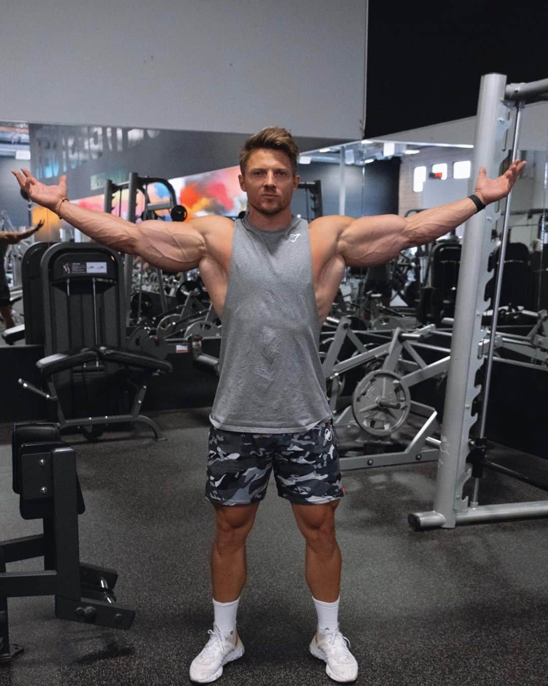 スティーブ・クックさんのインスタグラム写真 - (スティーブ・クックInstagram)「Swipe and save- Give this DB only Bicep workout a go🦾! When it comes to arm training it’s important to- •Conrtrol the eccentric (down). • Squeeze at the peak contraction. • Get a good stretch at the bottom. • Switch up hand placement. ————————————————————————- 1.DB zottaman curl: 6 reps x 2 sets  2.Incline DB curl: 8-10 reps x 2 3.Single arm DM Preacher: 8-10x2 4.Spider DB curl: 10 reps then a drop set. X 2.  @fitnessculturetraining app, @gymshark top and bottom. #armworkout #bicepworkout #armtraining #gymmotivation」6月16日 5時03分 - stevecook