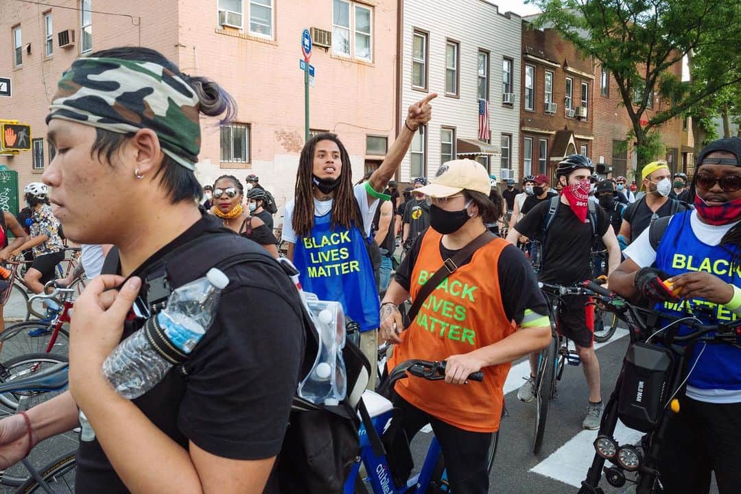 Vogueさんのインスタグラム写真 - (VogueInstagram)「Bike protests over racist policing have been raging across New York for weeks, and they show no sign of slowing down, as Sunday’s 15,000-strong rally for Black trans lives proved. While bikes have always been in evidence at those protests, often with “Black Lives Matter” and “Justice for George Floyd” signs taped to them, a recent protest that started in Brooklyn on Friday—one of many across the city—put bikes front and center. “There were constant chants and uplifting from the other riders,” said Ian Reid (@ianreidianreid), who was on hand to photograph the protest for Vogue (and followed the protest on his own bike). “The sentiment amongst the riders was that them being in the street moving was equal to being a moving billboard or advertisement for what has been going on and the change that needs to be made.” Tap the link in our bio to see more. Photographed by @ianreidianreid」6月16日 3時32分 - voguemagazine