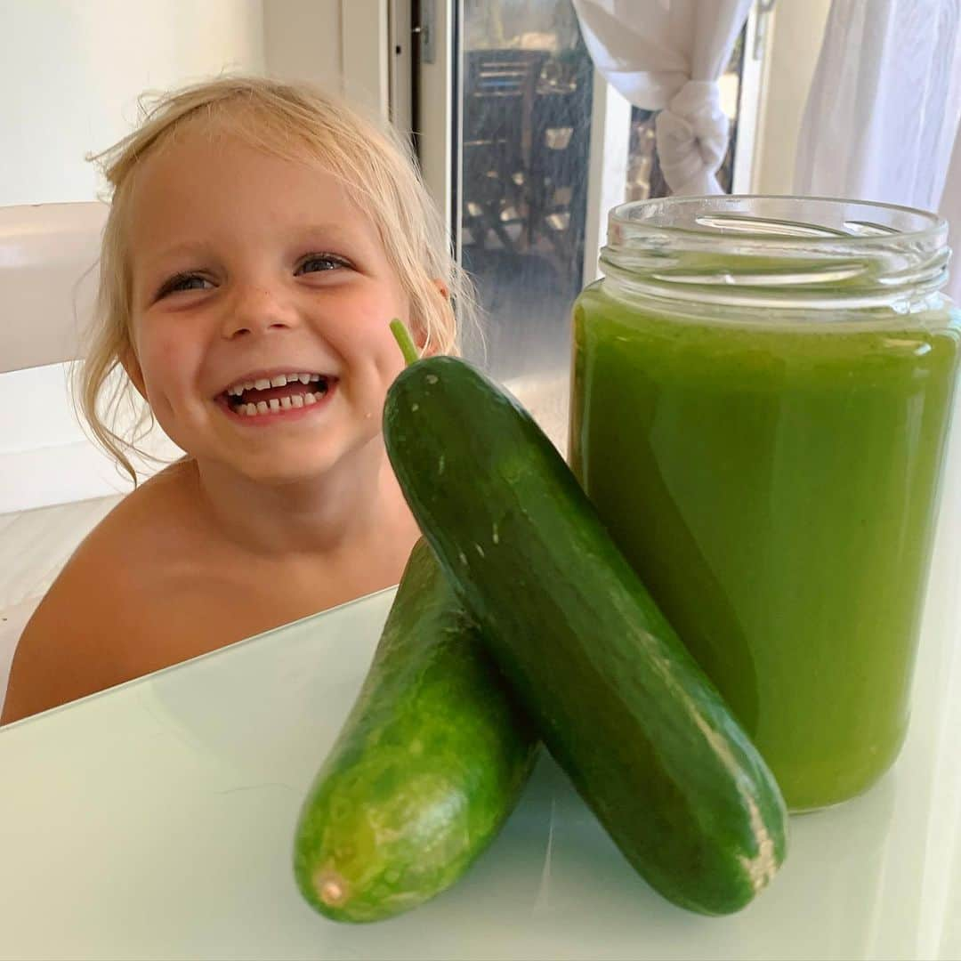 レイチェル・ブレイセンさんのインスタグラム写真 - (レイチェル・ブレイセンInstagram)「Green juice from the GARDEN!!! This past week we have had entire meals that we grew from seed at home and every day I make myself a salad just by picking veggies and greens from right outside our doorstep. I reached a place where I started letting go of getting everything “right” and am enjoying the gardening process so much right now. Some things grow well and some things don’t and what doesn’t usually just needs a bit of space - a beautiful reflection of life☺️ Eggplant and cucumber and peppers grow so well but the strawberries and tomatoes are giving me a hard time.⁣ ⁣ This green juice is made with cucumber, kale and moringa. And today I’m making my own oregano oil because we have such abundance of wild oregano🌿⁣ ⁣ What are you growing? What’s going well? What’s challenging? Share! Reminder: what’s meant for you won’t miss. x」6月16日 3時52分 - yoga_girl