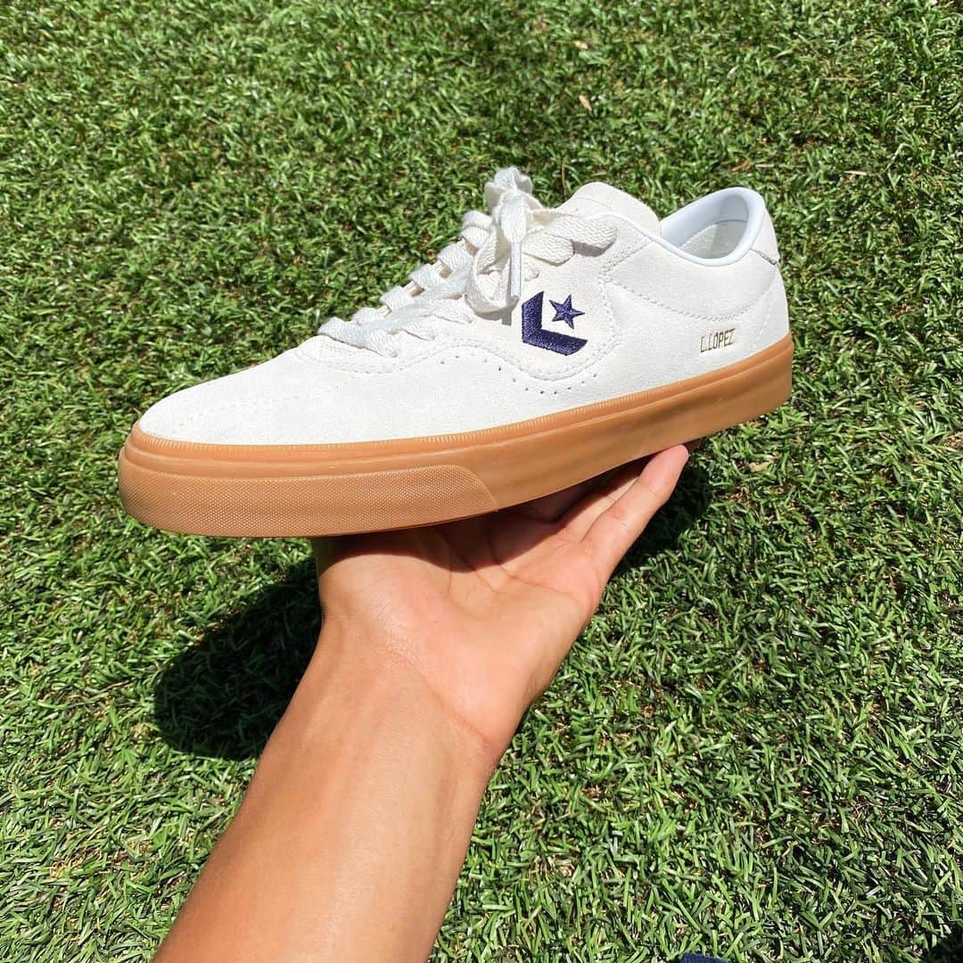 ルーイ・ロペスのインスタグラム：「Two new colorways out now!  Available in shops & online ✅  Big love to all 🤍🌏.」