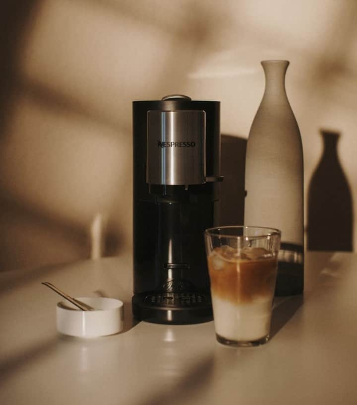 Nespressoさんのインスタグラム写真 - (NespressoInstagram)「Enjoy an evening coffee at your favourite spot at home. With the last rays of sunlight glinting off your beautiful machine, relax from the day with a Nespresso coffee over ice.   📷: @studiocnp  #ElevateYourSummer #SummerAtHome #NespressoMoments #CoffeeLover #IcedCoffee #SummerWithNespresso」6月16日 4時00分 - nespresso