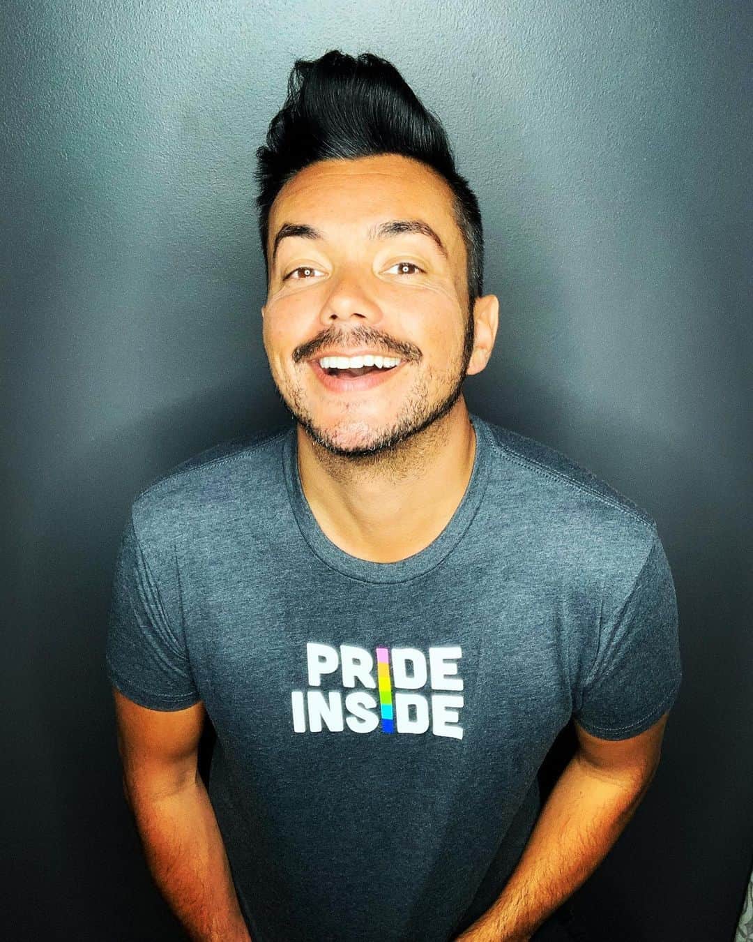 アンソニー・ラモスのインスタグラム：「Finally some good news and something to smile about! The Supreme Court ruled today that federal law protects LGBTQ workers from discrimination! 🌈  Yesterday, in half of the states in America you could be fired for being LGBTQ. Not anymore!  What a way to celebrate #Pride month! Also a BIG a thanks to @kylekrieger for selling these shirts to raise critical funds for @GLAAD and other #LGBTQ organizations working to fight for acceptance!」