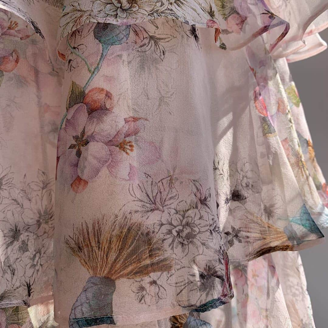 キャサリンディーンさんのインスタグラム写真 - (キャサリンディーンInstagram)「Prints charming are the elegant and soft floral motif of our Poppy dress. This sheer summer ensemble is tailored with love to flatter and fit any blossoming being. Sip on your favourite summer cocktail and see more online. URL in our bio. 🍹🌷 #readytowear2020 #springsummercollection #bridalcouture #catherinedeane #weddingdressinspo #floraldress #wedding #bridesmaid #occasionwear」6月16日 4時07分 - catherine__deane