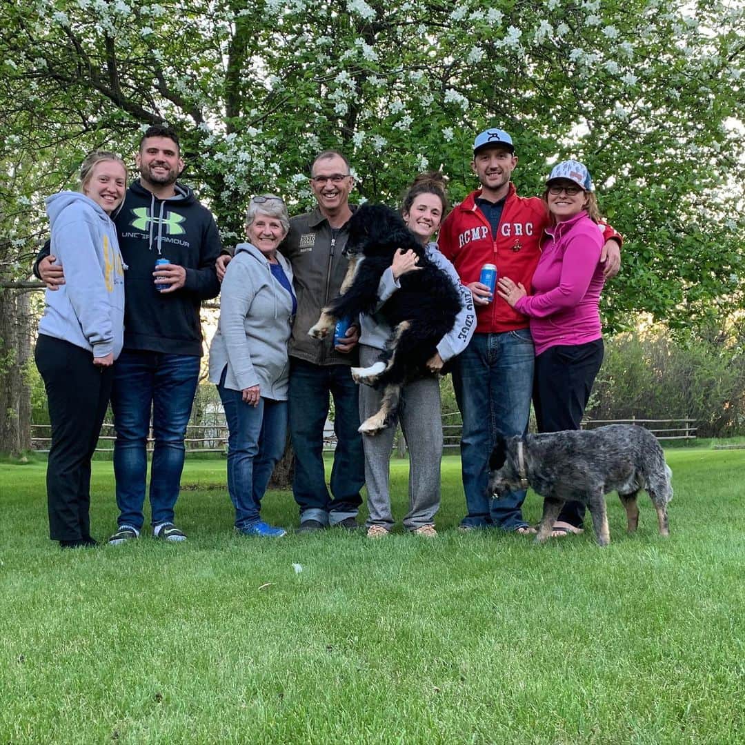 のインスタグラム：「Family 💙💚💛🤍🧡🖤❤️💜」