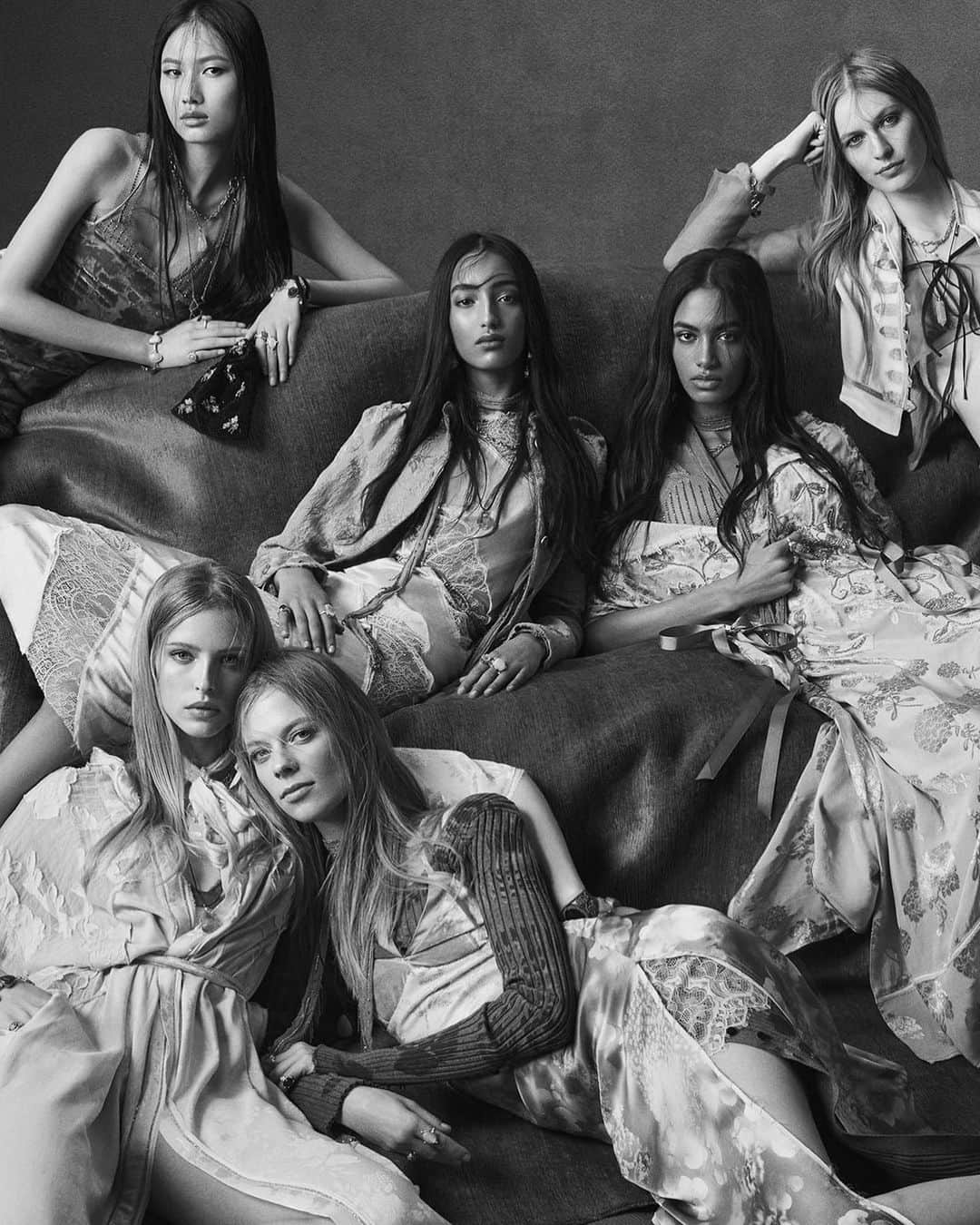 アビー・チャンピオンのインスタグラム：「@zara campaign shot by #stevenmeisel @ashleybrokaw @patmcgrathreal @guidopalau #karltempler @fabienbaron 🤍🤍」