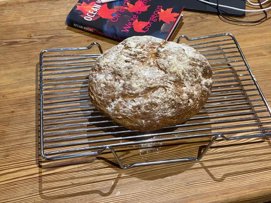 スティーヴン・フライのインスタグラム：「Lockdown may be easing, but baking bread is still a pleasurable activity… this isn’t a very pretty loaf but I think it’ll be nutty and toothsome …」