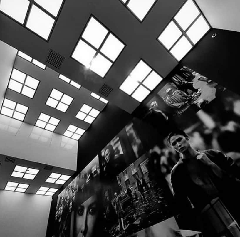 ピーター・リンドバーグさんのインスタグラム写真 - (ピーター・リンドバーグInstagram)「'UNTOLD STORIES' seen through the eyes of its visitors  On view at the Kunstpalast Düsseldorf until 12 July 2020  Photo credits: 1. @elise_bijkerk 2. @mima.nk 3. @frank.schulte.photography 4. @rutafreddi 5. @kamenheiditypberatung  #LindberghUntoldStories #LindberghKunstpalast #Duesseldorf #Kunstpalast #TASCHEN」6月16日 4時38分 - therealpeterlindbergh