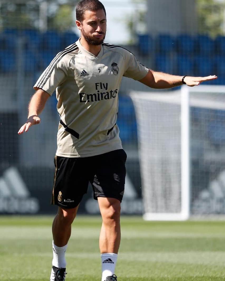 エデン・アザールのインスタグラム：「Flying through warm down today... #halamadrid @realmadrid」