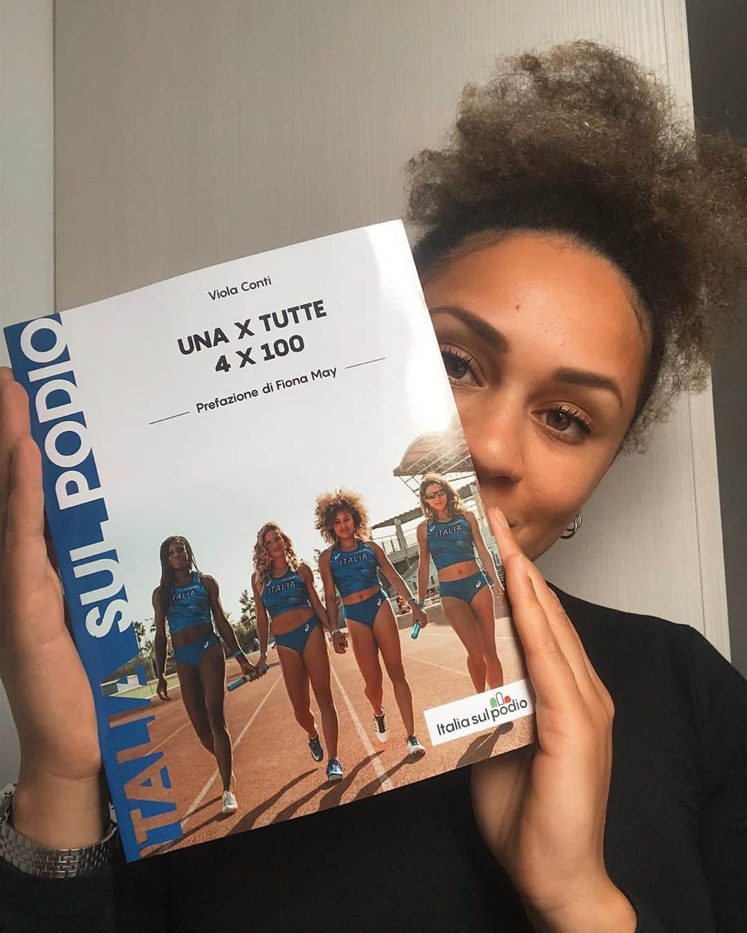 Johanelis HERRERA ABREUのインスタグラム：「Finalmente è arrivato📖🏃🏽‍♀️🏃🏿‍♀️🏃🏼‍♀️🏃🏻‍♀️💯❤️ Il nostro libro c’è, e voi ci siete?  Domani alle 21:30 vi aspettiamo in diretta sui canali social (Facebook e YouTube) di @italia_sul_podio , vi racconteremo un po’ di questo bel viaggio che abbiamo condiviso insieme a @violaconti73 , non mancate 🗣 #staytuned #1xtutte4x100  #girlspower #proud #happiness #bigdream #togetherisbetter #girls #italiateam #atleticaitaliana #velociste #diverse #love #trackgirls #buynow #italiangirls」