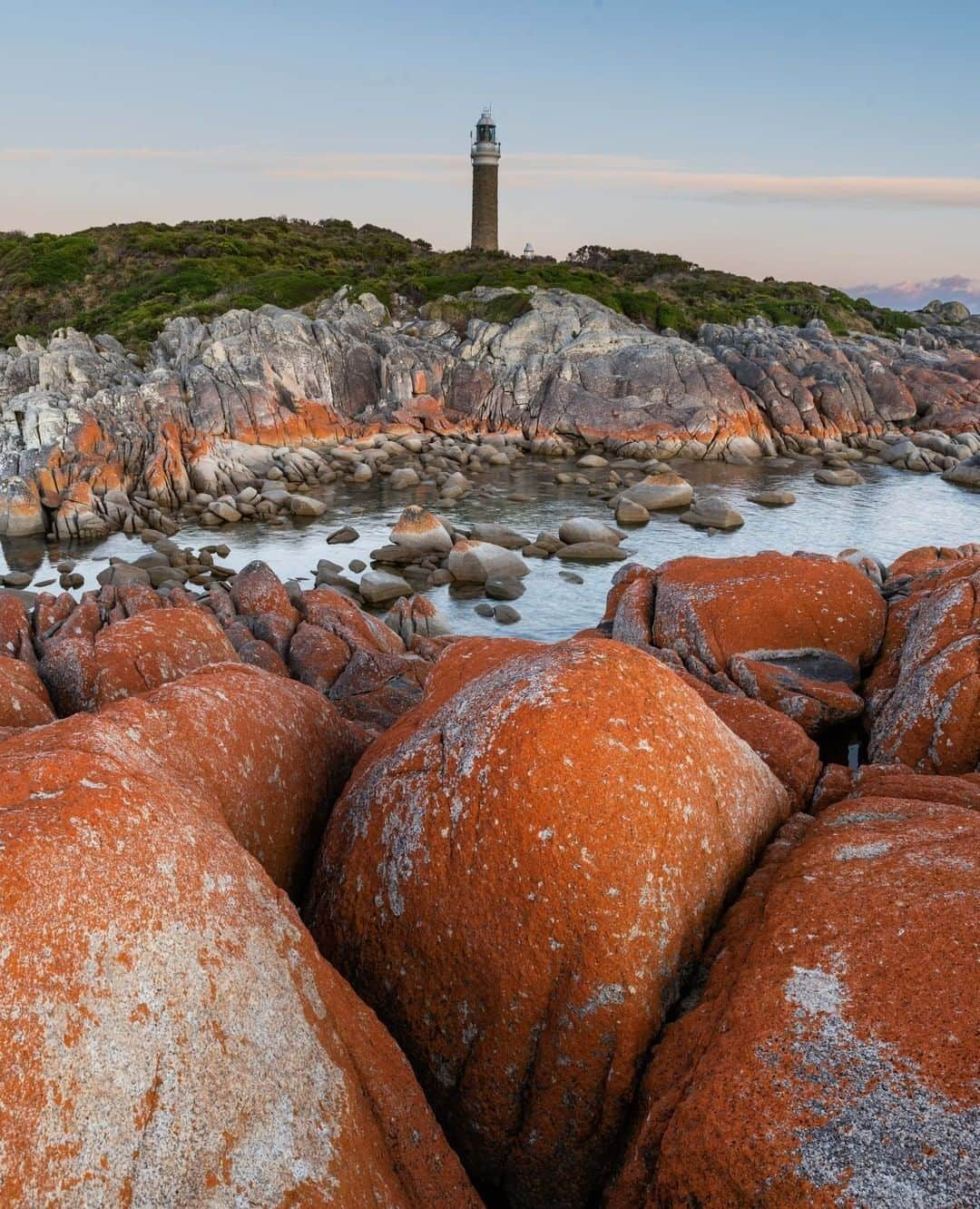 Australiaさんのインスタグラム写真 - (AustraliaInstagram)「@eastcoasttasmania sure knows how to deliver top-notch #sunrise serenity 😎 @dotcomphoto captured this shot of the #BayofFires’ coastline in #discovertasmania, an area that is renowned for its crystal-clear waters and striking granite boulders. If you’re a fan of picturesque scenery, secluded beaches and incredible wildlife encounters (and really, who isn’t?!), then spend a couple of nights at one of the designated beachside campsites within this popular #conservation reserve; you’ll wake up in true #tassiestyle to an epic view like this! #seeaustralia #discovertasmania #nature #adventure」6月15日 20時00分 - australia