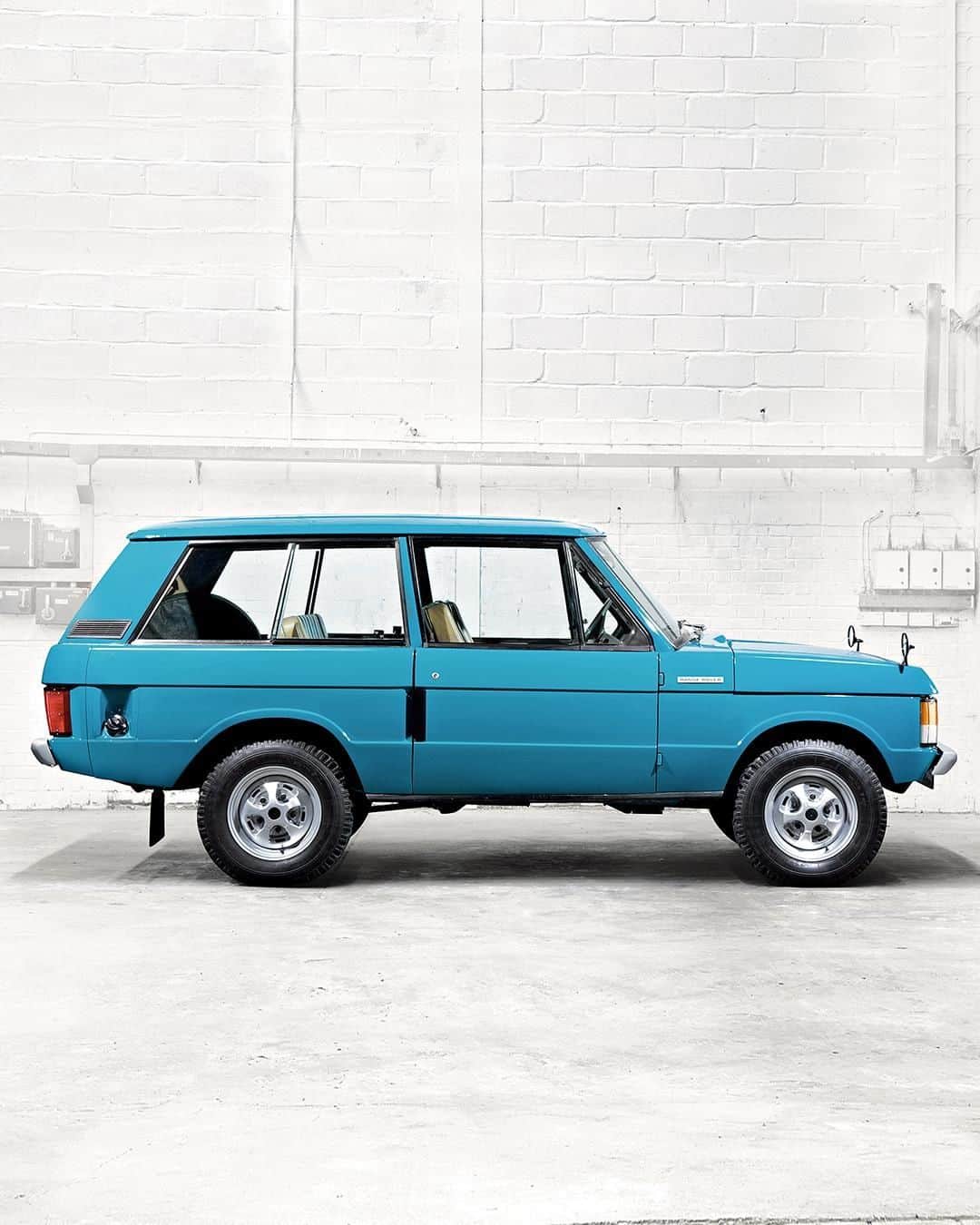 Land Roverさんのインスタグラム写真 - (Land RoverInstagram)「Watch this space on Wednesday 17/06/20 as we give you exclusive live access to the vehicles that have made #RangeRover the pinnacle of luxury and innovation over 50 years.  #RangeRover50 #50YearsOfRangeRover #RangeRoverMemories」6月15日 20時00分 - landrover