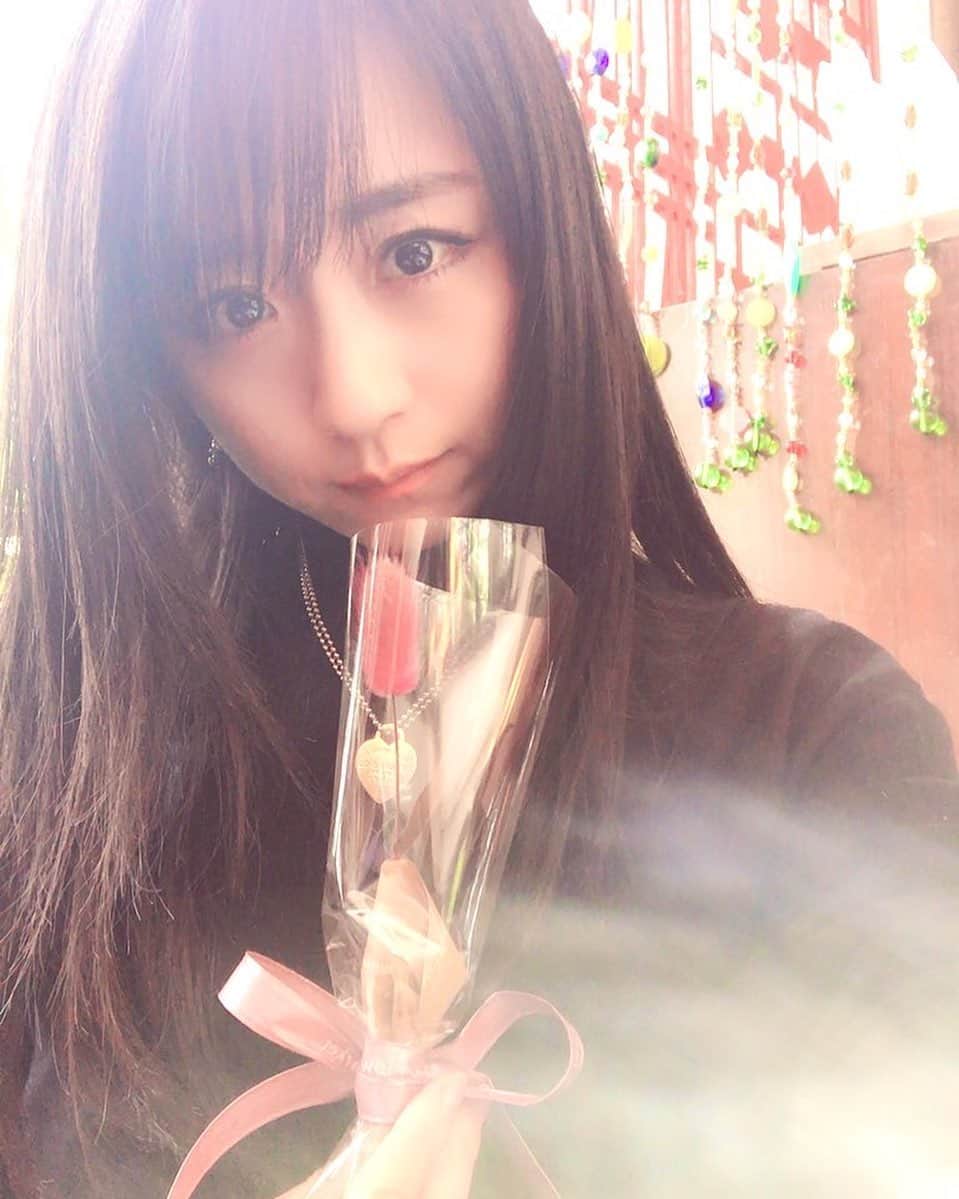 久保亜沙香さんのインスタグラム写真 - (久保亜沙香Instagram)「幸がこれくれた💐 優しい子˘ ˘̥ お水付いてたけど、ドライフラワーにして2ヶ月飾ってる♡ これからもずっと飾る。ネコジャラシ喜ぶわ🐾」6月15日 20時10分 - asaka_kubo