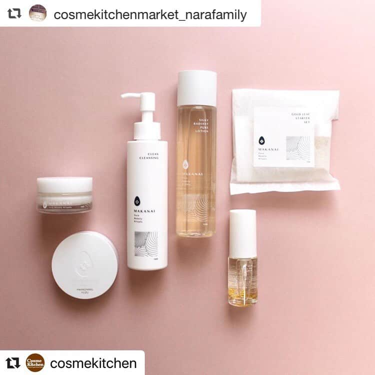 narafamily | ならファミリーさんのインスタグラム写真 - (narafamily | ならファミリーInstagram)「Cosme Kitchen Market（ならファミリー 1F） .  #Repost @cosmekitchen with @make_repost ・・・ 《新商品情報・先行発売🕊》﻿ ﻿ 4/22(水)より新ブランド【MAKANAI(マカナイ)】が初登場✨﻿ コスメキッチンにて先行発売スタート！！﻿ ﻿ “MAKANAI”とは☝🏻﻿ 創業1899年石川県金沢市の金箔屋（吉鷹金箔本舗）のまかない(金箔づくりの現場)で働く、女性たちの肌から誕生。﻿ 奇跡的に発見した秘密のレシピをベースにしたMAKANAIは『進化する、クリーンな和コスメ。』がコンセプト。﻿ 金箔屋ならではの純金にこだわった商品や、独自の美容成分を配合したスキンケアラインが発売いたします☺️﻿ ﻿ 次世代のクリーンビューティーをどこよりも早く手に入れられるのはコスメキッチンだけ！﻿ ﻿ ✔️老舗金箔屋だからこそ実現した、999.9‰のフォーナイン純金箔を配合﻿ ✔なりたい肌を超える肌”―独自の美容成分【KaESS】(カエス)を配合﻿ ✔クリーンな成分にこだわった商品づくり（※）﻿ ※世界市場によるクリーンビューティーの考え方をベースにした自社基準によるもの﻿ ﻿ ＼イチオシアイテム💬／﻿ ▫️金箔艶肌シート﻿ 👉🏻最高純度の純金箔999.9‰(パーミル)を贅沢にシート状に。﻿ 化粧水後に、金箔をぴったりと密着させることで潤いをとじこめ、肌をふっくらとさせキメの整った肌へ😌💫﻿ ﻿ ▫️純粋こんにゃくスポンジ (真珠）﻿ 👉🏻群馬県産こんにゃく100％で出来たスポンジは、肌をやさしくなでるだけで透明感UP！﻿ こんにゃくの繊維が古い角質やうぶ毛をからめとり、なめらかで明るい肌へ✨﻿ ﻿ ＼今なら数量限定のお得なキットも発売中！／﻿ ▫️コスメキッチン限定 金箔スターターセット (📸2枚目)﻿ 【セット内容】﻿ ・さらりと潤う美容オイル ミニ 4ml﻿ ・金箔艶肌シート(1枚入り)﻿ 👉🏻イチオシの金箔マスク1枚に、さらりとなじみ、マスク後のフェイスマッサージにぴったりの金箔入りで見た目も優雅なオイルのミニサイズがセットに♡﻿ ﻿ 【MAKANAI】ラインナップ﻿ ※商品詳細はリンクのWEB STOREをご覧ください。﻿ ▫️コスメキッチン限定金箔スターターセット﻿ 1,200円(税抜)　※数量限定﻿ ▫️清らかなクレンジング (静けさが訪れる香り) / 詰め替え用﻿ 140mL 3,200円(税抜) / 2,900円(税抜)﻿ ▫️丁寧な洗顔せっけん/しっとりタイプ(うるおいに導く香り)﻿ 80g 3,500円(税抜)﻿ ▫️しろすべ化粧水(透き通るような香り) / 詰め替え用 ﻿ 150mL 4,000円(税抜) / 3,700円(税抜)﻿ ▫️うるつや化粧水(静けさが訪れる香り) / 詰め替え用﻿ 150mL 4,000円(税抜) / 3,700円(税抜)﻿ ▫️さらりと潤う美容オイル(透き通るような香り)﻿ 20ml 4,800円(税抜)﻿ ▫️金箔艶肌シート﻿ 12枚入り 5,500円(税抜)﻿ ▫️叶えるフェイスクリーム(静けさが訪れる香り)﻿ 30g　4,500円(税抜)﻿ ▫️金箔入りマルチバーム (目覚めるゆずの香り)﻿ 5g　2,200円(税抜)﻿ ▫️純粋こんにゃくスポンジ (真珠)﻿ 1,000円(税抜)﻿ ▫️包むハンドミルクソープ (やわらかな乳香の香り)﻿ 250g 3,000円(税抜)﻿ ▫️絶妙レシピのハンドクリーム(目覚めるゆずの香り)﻿ 40g 1,800円(税抜)﻿ ﻿ ﻿ 先行発売：4/22(水)﻿﻿ ﻿ ﻿@makanai_official #CosmeKitchen﻿ #コスメキッチン﻿ #MAKANAI﻿ #マカナイ #まかない﻿ #吉鷹金箔本舗 #金箔屋﻿ #金箔マスク #金箔パック﻿ #新商品情報﻿ #先行発売﻿ #スキンケア﻿ #和コスメ﻿ #クリーンビューティー﻿」6月15日 20時11分 - narafa.jp