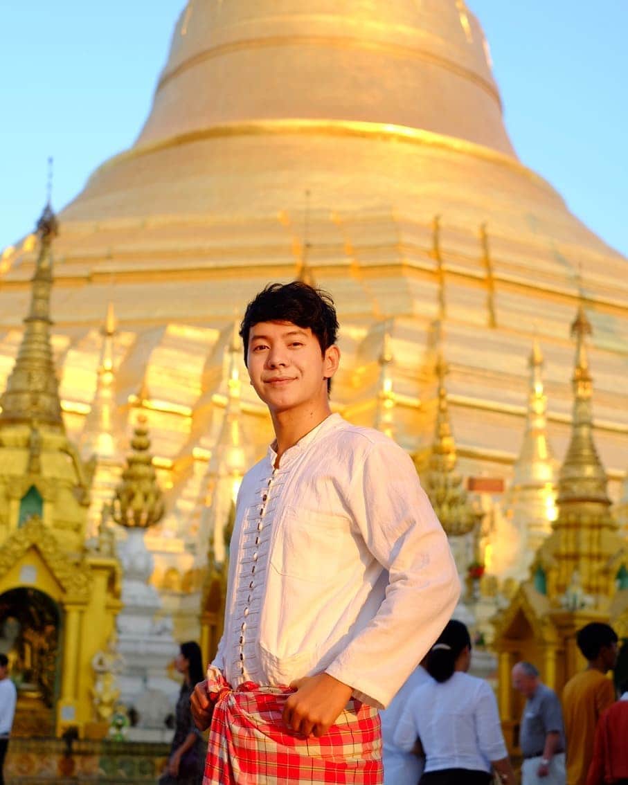 アイス・サランユーのインスタグラム：「Mingalaba (မြန်မာဘာသာ) #มิงกะลาบา  คิดถึงแสงแดด ยามเย็นที่ #มหาเจดีย์ชเวดากอง  #shwedagon  #myanmar #icesarunyuaroundtheworld」