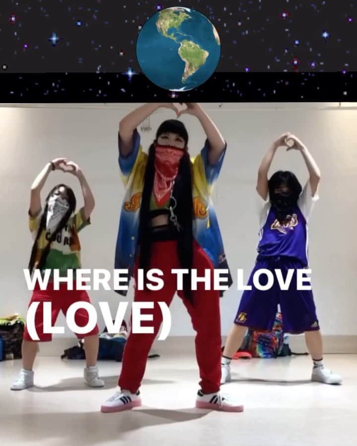 森山穂乃香のインスタグラム：「Where Is The Love❓🌍 @bep #WhereIsTheLove #Blackeyedpeas #HonokaMoriyama 💌 People killin', people dyin' 人々は殺し合い、人々は死んで行く Children hurt and you hear them cryin' 子どもたちは傷つき、その泣き声が聞こえる Can you practice what you preach 神の説教を実践する事はできる？ And would you turn the other cheek 片方の頬を打たれたらもう片方の頬を突き出せる？  Father, Father, Father help us 神、神、神よ。私たちを救って下さい Send some guidance from above 空の上から何か導きを送って下さい 'Cause people got me, got me questionin' なぜならば人々は絶えず私に聞くのです Where is the love  いったいどこに愛があるのかと」