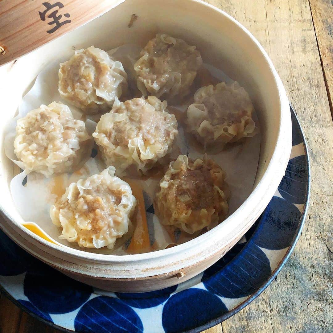 chaako ちゃあこのインスタグラム：「2020.6.15 * * 今日の晩御飯٩(๑❛ᴗ❛๑)۶ * ＊手作りしゅうまい ＊サラダ ＊チャーハン ＊野菜スープ * でした(๑´ڡ`๑) * 写真がしゅうまいだけですみません(笑) * 多分、人生初の手作りしゅうまい。 しゅうまいっていつも家で食べるのは、買ったりお取り寄せしたりした物だったから、作ったのって多分今日が初めて。（記憶が曖昧） * 餃子よりも簡単で作るのも楽しかった！ 包む工程にちょっと苦労しましたが…(笑) 意外と餡が入るから、どんどん大きくなってみたり。 * 1つだけ、わさびとか辛子とか、ロシアンルーレット的に入れたくなったり(￣m￣*)入れてないけどね(笑) * そして蒸篭で蒸しました(๑′ᴗ‵๑) この照宝の蒸篭。だこさん @dakotantan に誕生日プレゼントで貰ったんです♡ * しかもだこさん優しいから、アルミ製の蒸し板まで付けてくれて。感動o(TωT)o * 蒸篭で蒸したしゅうまい、美味しかったー♡ 旦那も「うまい！うまい！」「蒸篭凄いね」ってお気に入りの様子( ᵘ ᵕ ᵘ ⁎) * だこさん、ありがとうー♡ 美味しそうな野菜見つけて、野菜も蒸さなくちゃ！ * 他にはチャーハンとサラダとスープ。 写真撮り忘れた(๑¯ω¯๑) しゅうまいに力入れ過ぎた(笑) * * * ここ2カ月ほど、早く寝る様にしたら、肌の調子が良くなった気が♡ 化粧のりが違う(｡-_-｡)ﾎﾟｯ 睡眠って大事ですね。 * 毎朝5時30分に起きるので、7時間は寝ないといけないから…22時30分を目標に寝てます。 * 前は1時とか遅くて2時とかに寝てたのに… 旦那がビックリしてます(笑) てか旦那はもっと早く寝るからね( ꒪⌓꒪) 21時とか寝てる事も多々あり。 * 肌もだけど、体調も何か良くなった気がする。 健康第一(๑و•̀Δ•́)و早寝、お勧めです♡ * * *」