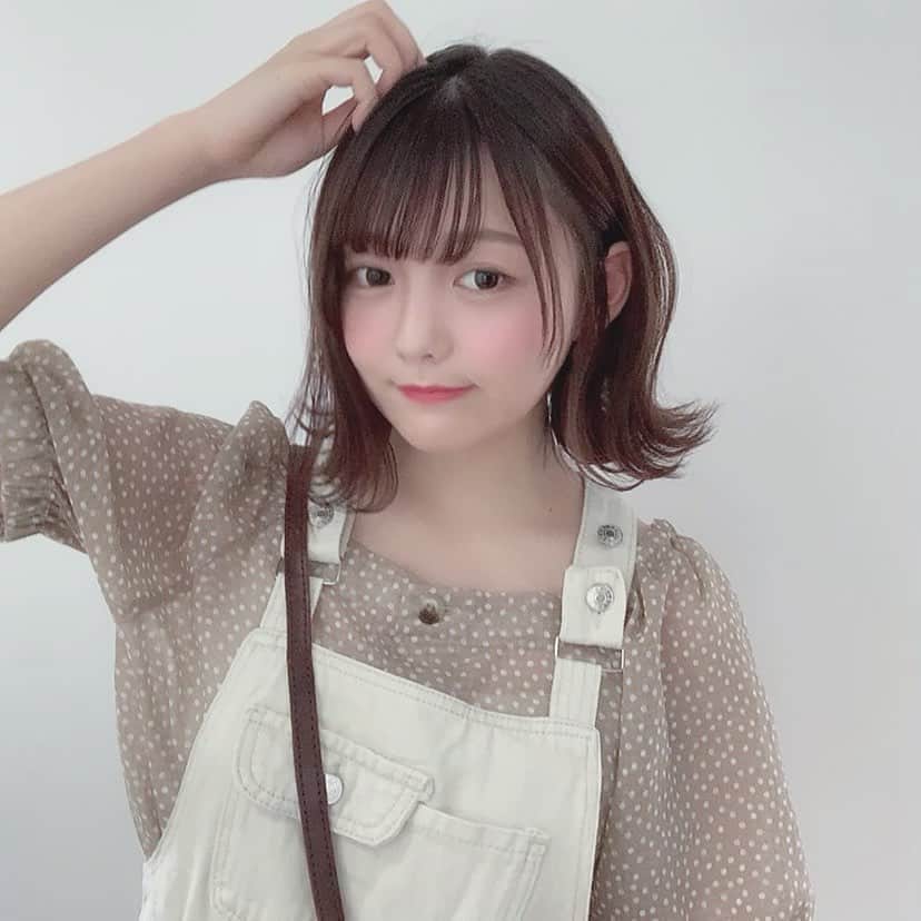 のインスタグラム：「伸びかけボブの外ハネ🥺💕 ずっと染められてなくて髪色汚くてごめんなさい💦 ㅤ 外ハネアレンジTikTokにも載せたので見てください🎉動きます🎉 ㅤ ⚠️期間限定⚠️コラボでアクセサリー作ったのでハイライト見てください！！！❤️ ㅤ ブラウス→ @gu_global  サロペット→ @cham.official_  ㅤ #ボブ #ボブアレンジ #ボブヘアアレンジ #ヘアアレンジ #外ハネボブ #外ハネ #メイク #髪型 #夏コーデ #guコーデ #gu #サロペット」