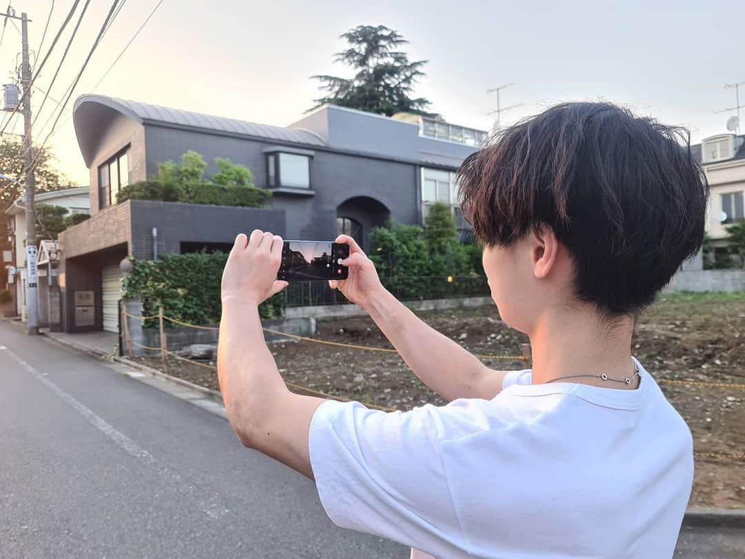 原田海さんのインスタグラム写真 - (原田海Instagram)「Many thanks for your continuous support @galaxymobilejp 🎁🙏﻿ #GalaxyS20Plus を今回特別に頂いちゃいました！  最近はじめたYouTubeにアップロードする動画もこの5Gスマホの高速通信でいつでも、スムーズにチェックできちゃうし、これ一台で撮影まで出来そうで楽しみです！  新しいカメラもさっそく試してみたかったので、散歩に行ってみたら綺麗な夕焼けに遭遇！めちゃくちゃ綺麗にとれました、30倍ズーム凄すぎ！  #Ambassador #TeamGalaxy #Galaxy5G #withgalaxy」6月15日 20時20分 - kai_hrd