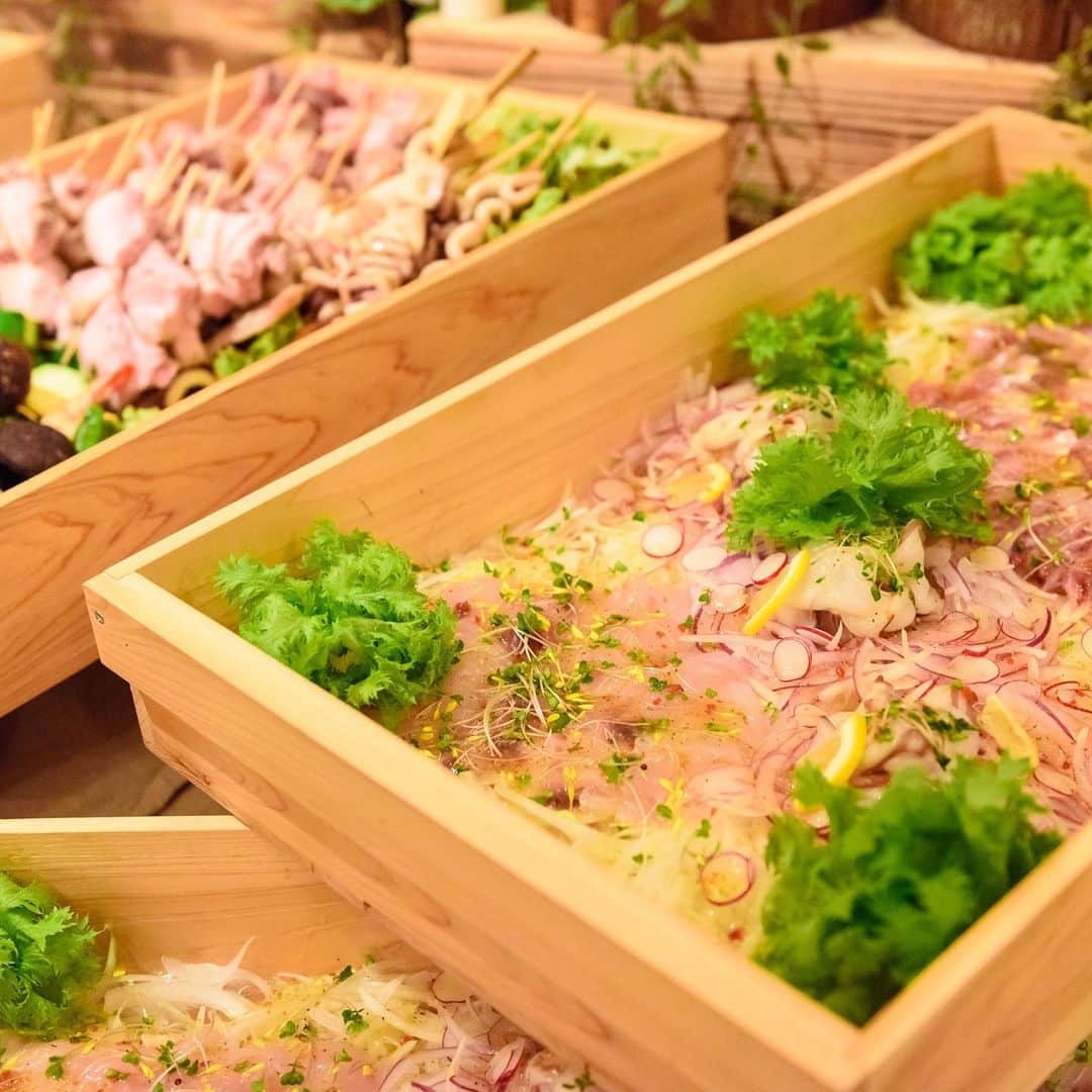 hacocoro weddingさんのインスタグラム写真 - (hacocoro weddingInstagram)「@hacocoro_wedding .  装飾以外にもお食事までこだわりたい新郎新婦さま🕊💐✨ hacocoroではオーダーメイドでご用意可能です！  しかも見た目もキレイ✨ お食事までも含めた【お二人らしい二次会】を演出させていただきます！ . . 「ビュッフェは少し心配かも、、」 ご安心ください！！ . . 個別にお食事を提供する【hacocoroBOX】プランが登場✨✨ 「パーティのワクワクをぎゅっと詰めこみたい」 「美味しさにも見た目にもこだわりたい」 「みなさまに安心して心からパーティを楽しんでもらいたい」 というプランナーたちの想いから誕生しました♡  パーティ内容に関してお気軽にご相談ください！ . ------------------- #hacocoroをつけて、 当日の様子をUPしてくださいね⁂* 公式IGにてリグラムされるかも♡ ------------------- ▽1.5次会、二次会はお任せください❁ お問い合わせはTOPから* >>>@hacocoro_wedding ------------------- ▽顔合わせ、家族婚についてはこちら❁ >>>@yuinomono_ale ------------------- #wedding #hacocoro #goody #decoration #15次会 #花嫁DIY #パーティー #会費制ウエディング #幹事代行 #二次会代行 #ウエディングフォト #ウエディングプランナー #会場コーディネート #結婚式 #結婚式DIY #結婚式二次会  #貸切会場 #貸切パーティー#二次会会場 #プレ花嫁 #2020夏婚 #2020秋冬婚 #オリジナルウェディング #二次会演出 #お弁当 #結婚式を諦めない #コロナ対策 #ステイホーム #おうち時間」6月15日 20時21分 - hacocoro_wedding