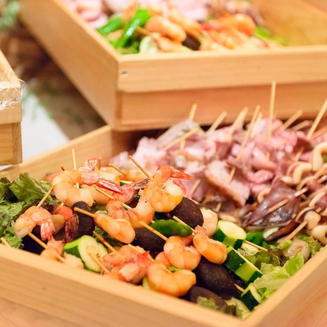 hacocoro weddingさんのインスタグラム写真 - (hacocoro weddingInstagram)「@hacocoro_wedding .  装飾以外にもお食事までこだわりたい新郎新婦さま🕊💐✨ hacocoroではオーダーメイドでご用意可能です！  しかも見た目もキレイ✨ お食事までも含めた【お二人らしい二次会】を演出させていただきます！ . . 「ビュッフェは少し心配かも、、」 ご安心ください！！ . . 個別にお食事を提供する【hacocoroBOX】プランが登場✨✨ 「パーティのワクワクをぎゅっと詰めこみたい」 「美味しさにも見た目にもこだわりたい」 「みなさまに安心して心からパーティを楽しんでもらいたい」 というプランナーたちの想いから誕生しました♡  パーティ内容に関してお気軽にご相談ください！ . ------------------- #hacocoroをつけて、 当日の様子をUPしてくださいね⁂* 公式IGにてリグラムされるかも♡ ------------------- ▽1.5次会、二次会はお任せください❁ お問い合わせはTOPから* >>>@hacocoro_wedding ------------------- ▽顔合わせ、家族婚についてはこちら❁ >>>@yuinomono_ale ------------------- #wedding #hacocoro #goody #decoration #15次会 #花嫁DIY #パーティー #会費制ウエディング #幹事代行 #二次会代行 #ウエディングフォト #ウエディングプランナー #会場コーディネート #結婚式 #結婚式DIY #結婚式二次会  #貸切会場 #貸切パーティー#二次会会場 #プレ花嫁 #2020夏婚 #2020秋冬婚 #オリジナルウェディング #二次会演出 #お弁当 #結婚式を諦めない #コロナ対策 #ステイホーム #おうち時間」6月15日 20時21分 - hacocoro_wedding