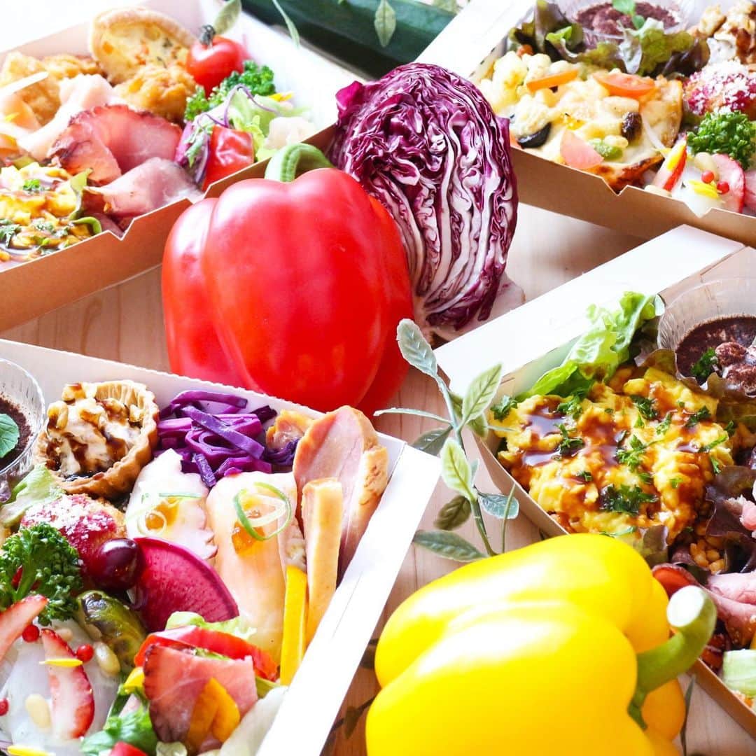 hacocoro weddingさんのインスタグラム写真 - (hacocoro weddingInstagram)「@hacocoro_wedding .  装飾以外にもお食事までこだわりたい新郎新婦さま🕊💐✨ hacocoroではオーダーメイドでご用意可能です！  しかも見た目もキレイ✨ お食事までも含めた【お二人らしい二次会】を演出させていただきます！ . . 「ビュッフェは少し心配かも、、」 ご安心ください！！ . . 個別にお食事を提供する【hacocoroBOX】プランが登場✨✨ 「パーティのワクワクをぎゅっと詰めこみたい」 「美味しさにも見た目にもこだわりたい」 「みなさまに安心して心からパーティを楽しんでもらいたい」 というプランナーたちの想いから誕生しました♡  パーティ内容に関してお気軽にご相談ください！ . ------------------- #hacocoroをつけて、 当日の様子をUPしてくださいね⁂* 公式IGにてリグラムされるかも♡ ------------------- ▽1.5次会、二次会はお任せください❁ お問い合わせはTOPから* >>>@hacocoro_wedding ------------------- ▽顔合わせ、家族婚についてはこちら❁ >>>@yuinomono_ale ------------------- #wedding #hacocoro #goody #decoration #15次会 #花嫁DIY #パーティー #会費制ウエディング #幹事代行 #二次会代行 #ウエディングフォト #ウエディングプランナー #会場コーディネート #結婚式 #結婚式DIY #結婚式二次会  #貸切会場 #貸切パーティー#二次会会場 #プレ花嫁 #2020夏婚 #2020秋冬婚 #オリジナルウェディング #二次会演出 #お弁当 #結婚式を諦めない #コロナ対策 #ステイホーム #おうち時間」6月15日 20時21分 - hacocoro_wedding