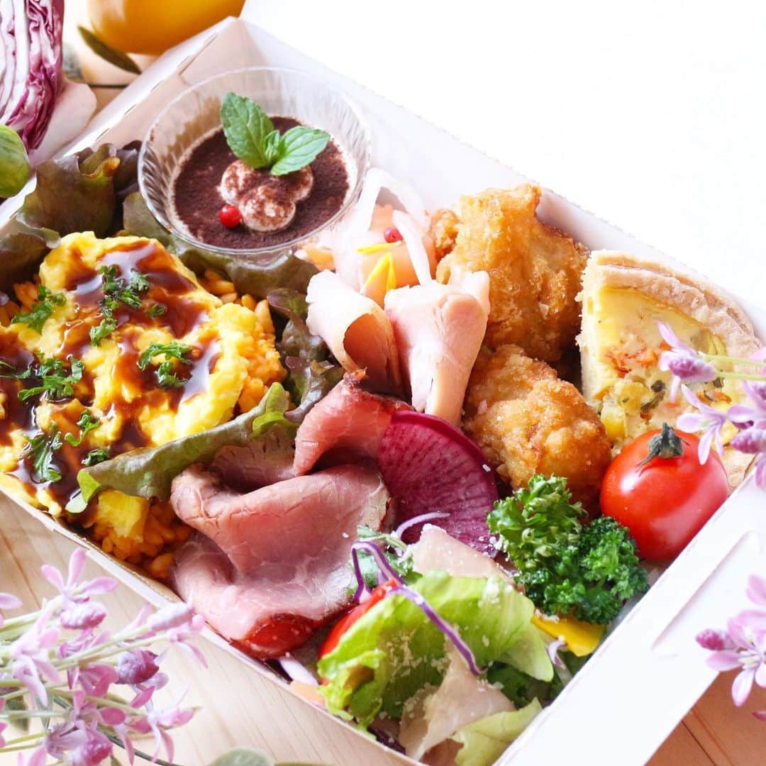 hacocoro weddingさんのインスタグラム写真 - (hacocoro weddingInstagram)「@hacocoro_wedding .  装飾以外にもお食事までこだわりたい新郎新婦さま🕊💐✨ hacocoroではオーダーメイドでご用意可能です！  しかも見た目もキレイ✨ お食事までも含めた【お二人らしい二次会】を演出させていただきます！ . . 「ビュッフェは少し心配かも、、」 ご安心ください！！ . . 個別にお食事を提供する【hacocoroBOX】プランが登場✨✨ 「パーティのワクワクをぎゅっと詰めこみたい」 「美味しさにも見た目にもこだわりたい」 「みなさまに安心して心からパーティを楽しんでもらいたい」 というプランナーたちの想いから誕生しました♡  パーティ内容に関してお気軽にご相談ください！ . ------------------- #hacocoroをつけて、 当日の様子をUPしてくださいね⁂* 公式IGにてリグラムされるかも♡ ------------------- ▽1.5次会、二次会はお任せください❁ お問い合わせはTOPから* >>>@hacocoro_wedding ------------------- ▽顔合わせ、家族婚についてはこちら❁ >>>@yuinomono_ale ------------------- #wedding #hacocoro #goody #decoration #15次会 #花嫁DIY #パーティー #会費制ウエディング #幹事代行 #二次会代行 #ウエディングフォト #ウエディングプランナー #会場コーディネート #結婚式 #結婚式DIY #結婚式二次会  #貸切会場 #貸切パーティー#二次会会場 #プレ花嫁 #2020夏婚 #2020秋冬婚 #オリジナルウェディング #二次会演出 #お弁当 #結婚式を諦めない #コロナ対策 #ステイホーム #おうち時間」6月15日 20時21分 - hacocoro_wedding