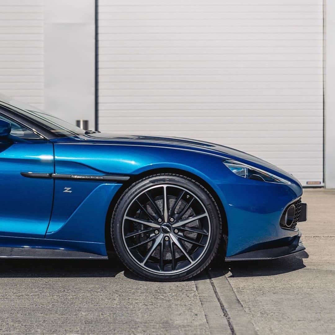 CarsWithoutLimitsさんのインスタグラム写真 - (CarsWithoutLimitsInstagram)「Minq Blue #AstonMartin #VanquishZagato  Photos @internationalcollectables  #carswithoutlimits」6月15日 20時26分 - carswithoutlimits