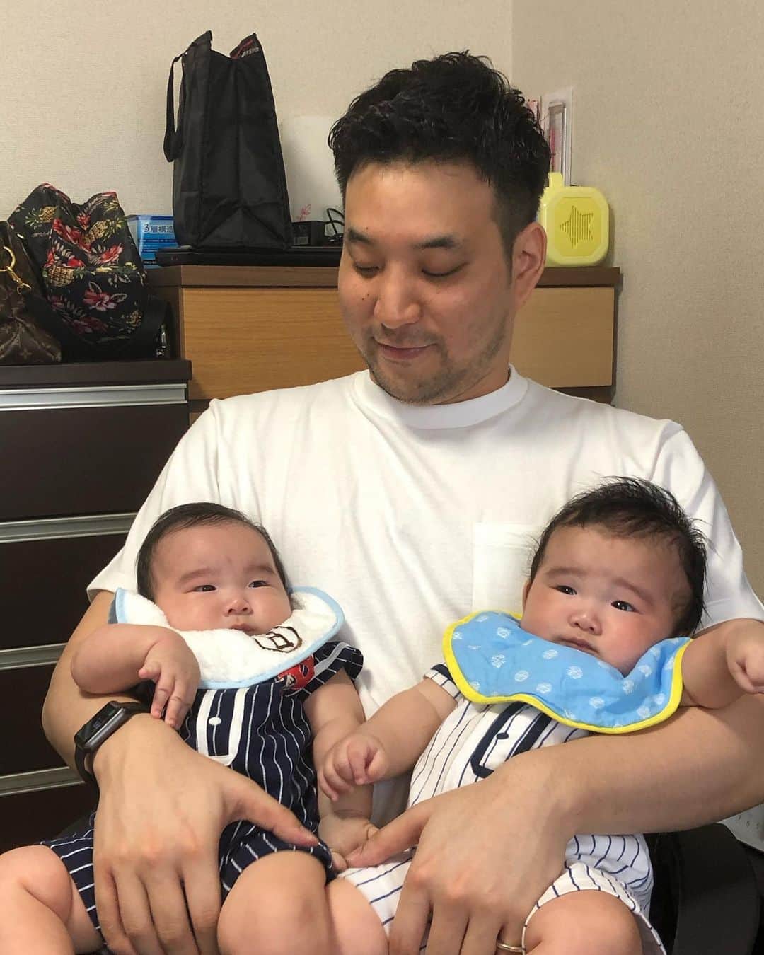 立石諒のインスタグラム：「コロナでずっと会えなかった甥っ子たち 双子だけど少しずつ違うからすぐ見分けられてホッとした笑 可愛くて子供欲しくなったけど 俺神経質なのか 家で物音とかして欲しくないから 多分結婚出来ない。笑 #甥っ子 #双子 #かわゆす」