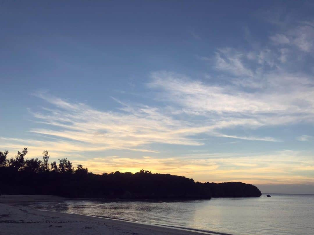 川平聖さんのインスタグラム写真 - (川平聖Instagram)「夕日の景色すきなので、夕日投稿多くなるかも〜です☀️ ・ ・  #穏やか #海 #宮古島 #雲がすごい #夕日が綺麗 #ひじリゾート ！！」6月15日 20時37分 - hijiri__hkt48