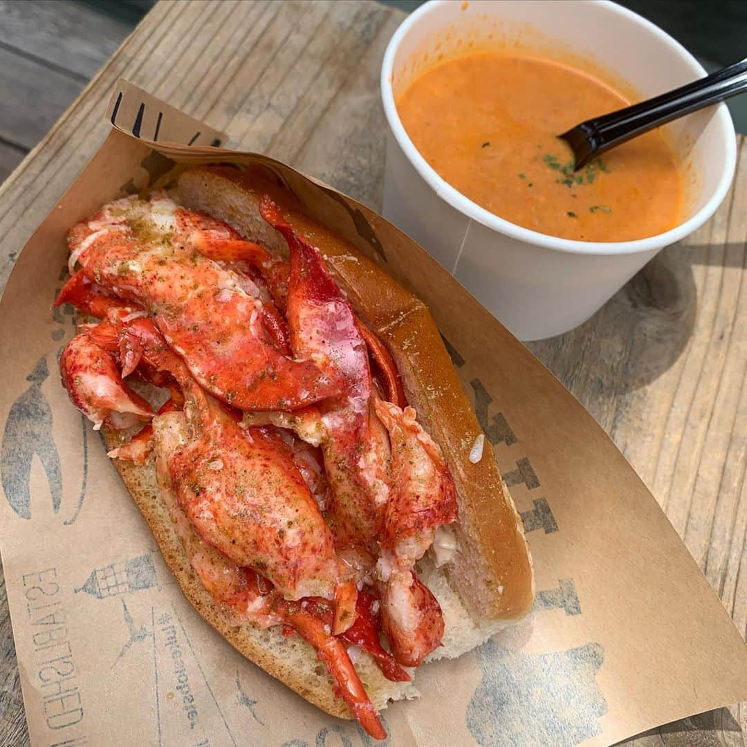 りょうくんグルメさんのインスタグラム写真 - (りょうくんグルメInstagram)「【原宿　LUKE'S LOBSTER】 ぷりっぷりのロブスターロール！！ ㅤㅤㅤㅤㅤㅤㅤㅤㅤㅤㅤㅤㅤ 🏠#原宿　#ルーグズロブスター 🚶‍♂️明治神宮前駅徒歩3分 📖ランチコンボ(¥1386+tax) (ロブスターロール+本日のスープ) ㅤㅤㅤㅤㅤㅤㅤㅤㅤㅤㅤㅤㅤ ぷりっぷりのロブスターがパンにたっぷりはさまってる！！！ ㅤㅤㅤㅤㅤㅤㅤㅤㅤㅤㅤㅤㅤ 少しスパイスっぽい感じもして味的にはピザに似てる！！！ ぷりっぷりのぷぎゅっぷぎゅ 身の締まり半端ない食感神がかってる ㅤㅤㅤㅤㅤㅤㅤㅤㅤㅤㅤㅤㅤ ロブスターとバターがまんべんなく塗られた香ばしいパンが合う〜 ㅤㅤㅤㅤㅤㅤㅤㅤㅤㅤㅤㅤㅤ 量的にも食べ応えあり！  スープは温度低めのおいしいやつ。 これもパンに合う！ (夏はスープセットよりドリンクセットの方がうれしいなあﾎﾞｿｯ) ㅤㅤㅤㅤㅤㅤㅤㅤㅤㅤㅤㅤㅤ 普段は高いけど今はランチコンボがあってお得に頼めるからオススメ！ (通常時はロブスターのみで1580+tax) ㅤㅤㅤㅤㅤㅤㅤㅤㅤㅤㅤㅤㅤ 小さめサイズも売ってるよー  店の前にウッドデッキがあってパラソルの下で食べれる。  知ってるけど食べたことないって人多いんじゃないかな！人生で一度は食べたいやつ！ ㅤㅤㅤㅤㅤㅤㅤㅤㅤㅤㅤㅤㅤ 10:30からやってるからご褒美モーニングとしてもいいね！  LUKE'S LOBSTER  10 :30～20:30  東京都渋谷区神宮前6-7-1」6月15日 20時45分 - uryo1113