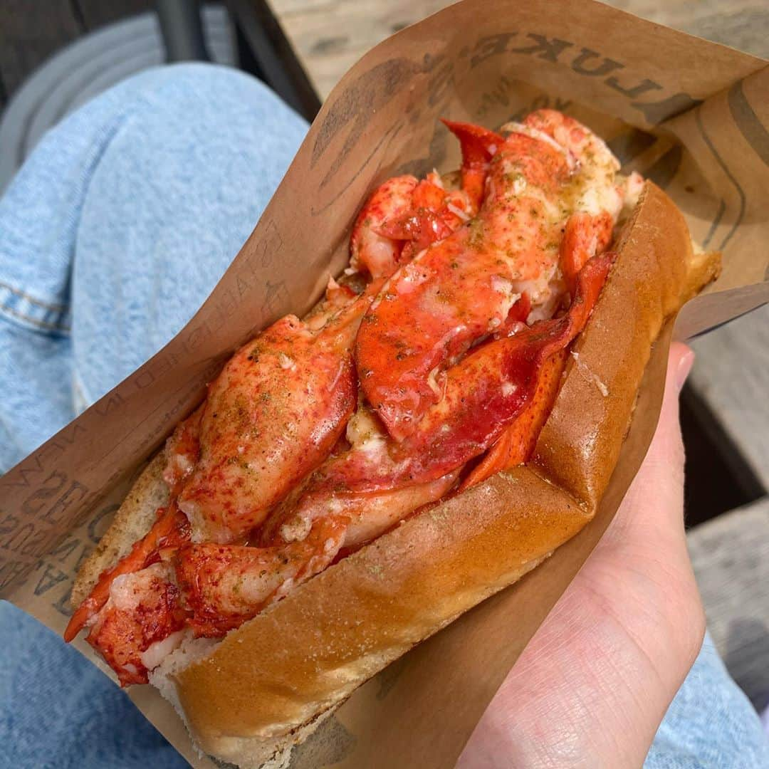 りょうくんグルメさんのインスタグラム写真 - (りょうくんグルメInstagram)「【原宿　LUKE'S LOBSTER】 ぷりっぷりのロブスターロール！！ ㅤㅤㅤㅤㅤㅤㅤㅤㅤㅤㅤㅤㅤ 🏠#原宿　#ルーグズロブスター 🚶‍♂️明治神宮前駅徒歩3分 📖ランチコンボ(¥1386+tax) (ロブスターロール+本日のスープ) ㅤㅤㅤㅤㅤㅤㅤㅤㅤㅤㅤㅤㅤ ぷりっぷりのロブスターがパンにたっぷりはさまってる！！！ ㅤㅤㅤㅤㅤㅤㅤㅤㅤㅤㅤㅤㅤ 少しスパイスっぽい感じもして味的にはピザに似てる！！！ ぷりっぷりのぷぎゅっぷぎゅ 身の締まり半端ない食感神がかってる ㅤㅤㅤㅤㅤㅤㅤㅤㅤㅤㅤㅤㅤ ロブスターとバターがまんべんなく塗られた香ばしいパンが合う〜 ㅤㅤㅤㅤㅤㅤㅤㅤㅤㅤㅤㅤㅤ 量的にも食べ応えあり！  スープは温度低めのおいしいやつ。 これもパンに合う！ (夏はスープセットよりドリンクセットの方がうれしいなあﾎﾞｿｯ) ㅤㅤㅤㅤㅤㅤㅤㅤㅤㅤㅤㅤㅤ 普段は高いけど今はランチコンボがあってお得に頼めるからオススメ！ (通常時はロブスターのみで1580+tax) ㅤㅤㅤㅤㅤㅤㅤㅤㅤㅤㅤㅤㅤ 小さめサイズも売ってるよー  店の前にウッドデッキがあってパラソルの下で食べれる。  知ってるけど食べたことないって人多いんじゃないかな！人生で一度は食べたいやつ！ ㅤㅤㅤㅤㅤㅤㅤㅤㅤㅤㅤㅤㅤ 10:30からやってるからご褒美モーニングとしてもいいね！  LUKE'S LOBSTER  10 :30～20:30  東京都渋谷区神宮前6-7-1」6月15日 20時45分 - uryo1113