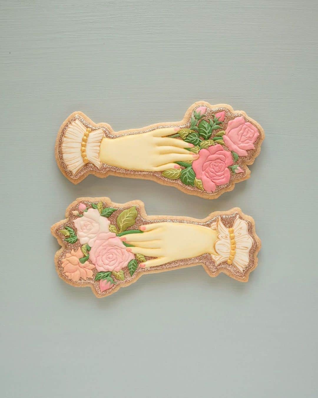 KUNIKAのインスタグラム：「Victorian floral hands cookies 🤝🥀﻿ ﻿ 可愛いのができました🤍﻿ ﻿ #artofkunika」
