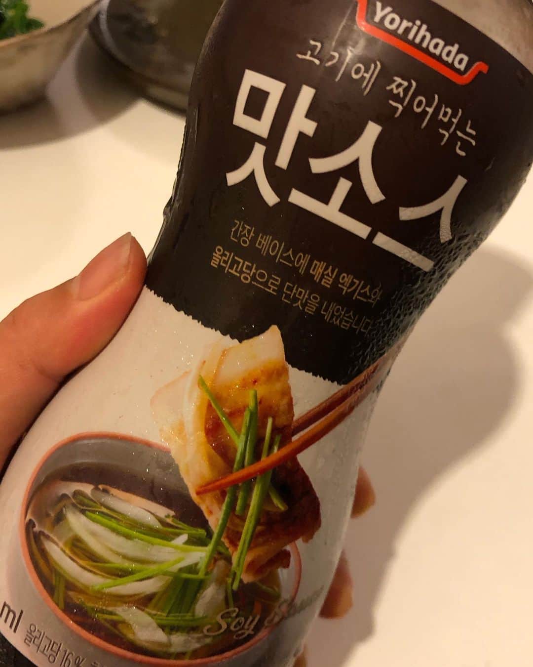 甘糟記子さんのインスタグラム写真 - (甘糟記子Instagram)「先日の夕飯( ^ω^ )  この豚の焼肉が最近のお気に入り！ ニラと玉ねぎを一緒に韓国で買ったタレで食べるんだねけど、とにかくうまい！！ あとは、つぶ貝のバターガーリックハーブソテー、オクラとアスパラのソテー、姫のリクエストでジャガイモからポテトチップス、ほうれん草ナムル、味噌汁などです！  このタレ、日本でも売ってないかな〜？ 見たことある人いますか？！ そして学校のズーム授業もロイロノートを使い始め、姫の体育の宿題で3つのポーズを提出(≧∀≦) でも使い方が難しくて毎回悪戦苦闘（笑）  あー、早く普通に学校で勉強してほしい〜（笑）  #甘糟ご飯#ご飯#夕飯#家ご飯#焼肉#息子殿姫#姫」6月15日 20時43分 - norihey924