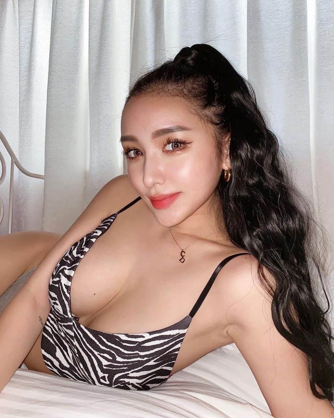 のインスタグラム：「🦓 @24h_party のポニテウィッグ自然すぎる可愛い🖤🖤 ゼブラ柄のトップスは昨日OPENのブランド @shaggie_official 🤍 . . #shaggie #SHAGGIE #lanicon #ラニコン」