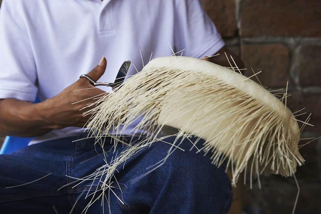 ボルサリーノさんのインスタグラム写真 - (ボルサリーノInstagram)「On the fringe of creation. In this phase of Borsalino’s Straw Journey, talented Cortador artisans shape and adjust the straw with a sharp blade, shaving the fringes at the brim.⁠ Discover now on www.borsalino.com⁠ ⁠ #BorsalinoWorld #Borsalinostories #BorsalinoStrawJourney #BorsalinoMakingOf #Borsalino #BTS #iconic #strawhats #craftsmanship #artisan #handcrafted #excellence #panamahats」6月15日 20時55分 - borsalino_world