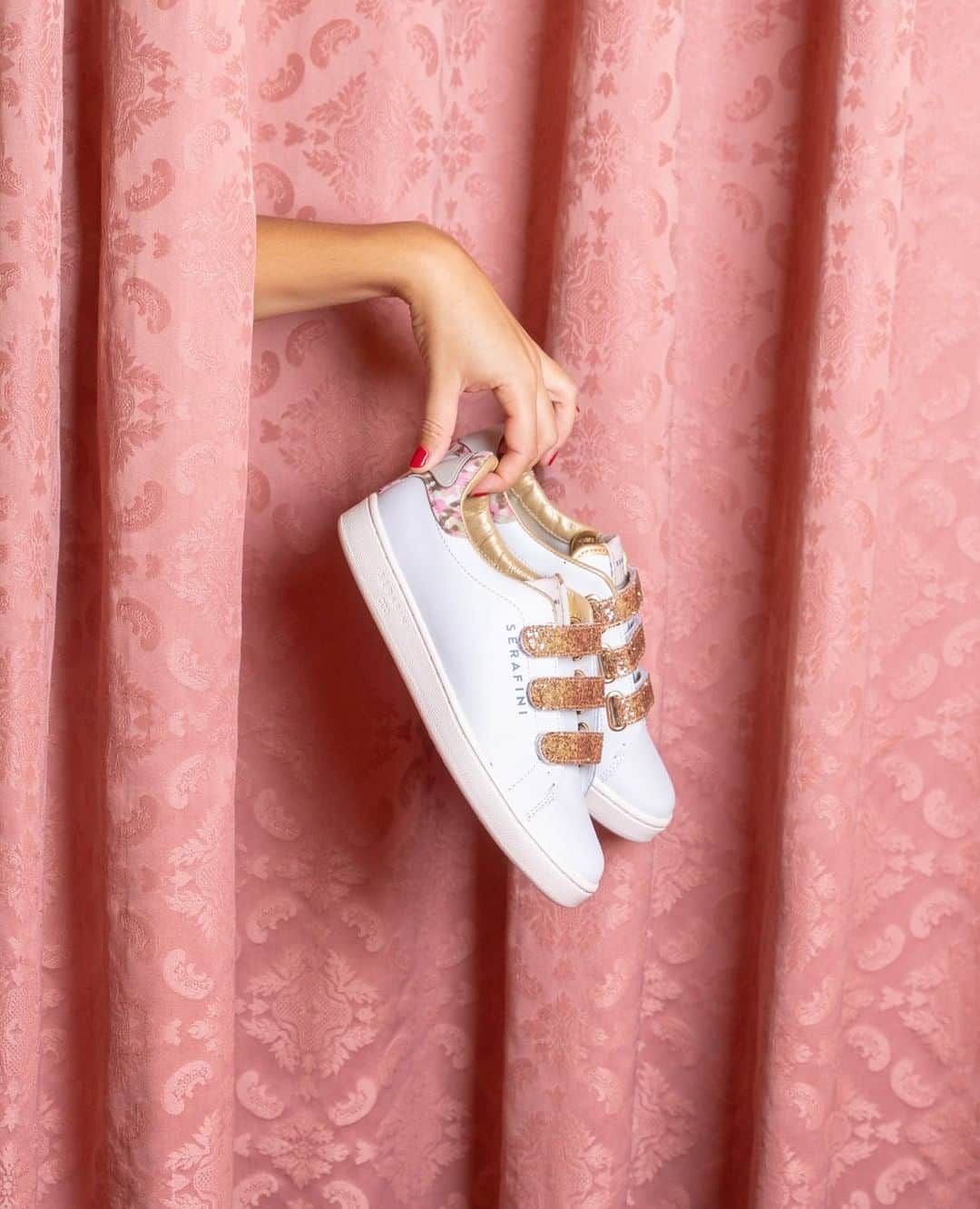 セラフィーニさんのインスタグラム写真 - (セラフィーニInstagram)「Monday with your new #SerafiniShoes! ⁠ J.Connors White Gold Pink available on our online store. Tap on photo. #WeAreSerafini⁠ .⁠ .⁠ .⁠ .⁠ #glitter #gold #leopardprint #italianstyle #love #italiandesign #mondaymotivation #inspiration #sneakers #shoes #fashion #sneaker #sneakersaddict #style #sneakerhead #streetwear #ootd #streetstyle #igsneakercommunity  #sneakerporn #sneakerholics #sneakerfreaker #footwear #shoesaddict #vans #converse #nike #adidas」6月15日 20時55分 - serafiniofficial