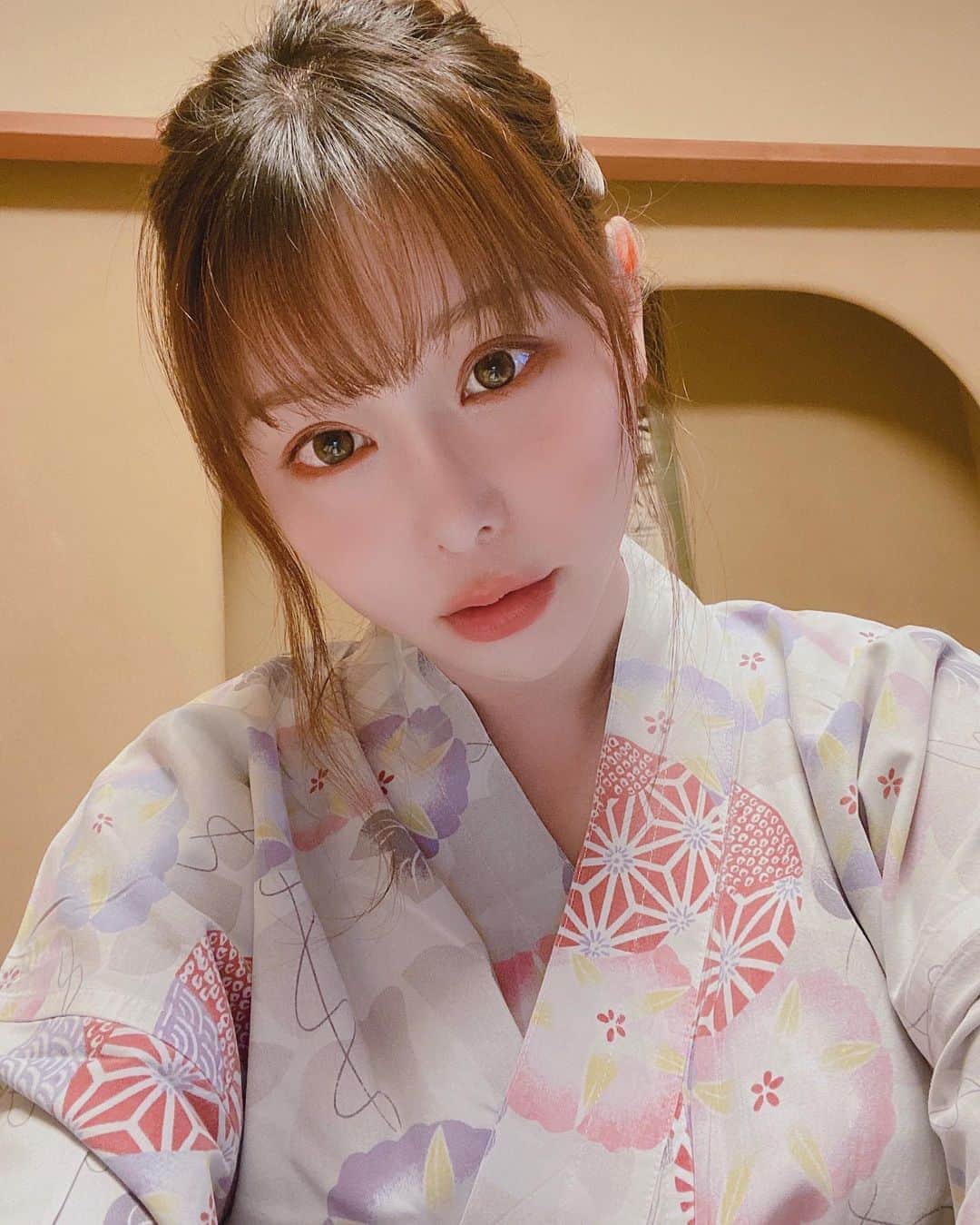 利咲のインスタグラム：「relax day〜﻿ 今年の夏は花火大会とかお祭りはないのかなぁ🎇﻿ 浴衣とか着物とか好きだからもっと着こなせるようになりたい👘﻿ ﻿ （´-`）.｡oO（着物とかの自撮りは反転しないように気を付けてる…右前に着てても左前に見えちゃうから。写メでよく反転してるの残念😢日本人として守りたいマナー）﻿ ﻿ ※右手に持っている下前を先に合わせる着方が「右前」です。﻿ ﻿ #浴衣 #浴衣女子 #yukata #kimono #summer #ゆかた #和服 #着物 #👘 #お祭り #夏祭り #温泉 #♨️ #onsen #温泉ソムリエ #🧖‍♀️ #japanesegirl #japaneseculture #日本文化 #🇯🇵 #浴衣の自撮りは気をつけよう #浴衣の自撮りは反転させよう #謎の啓蒙活動w」