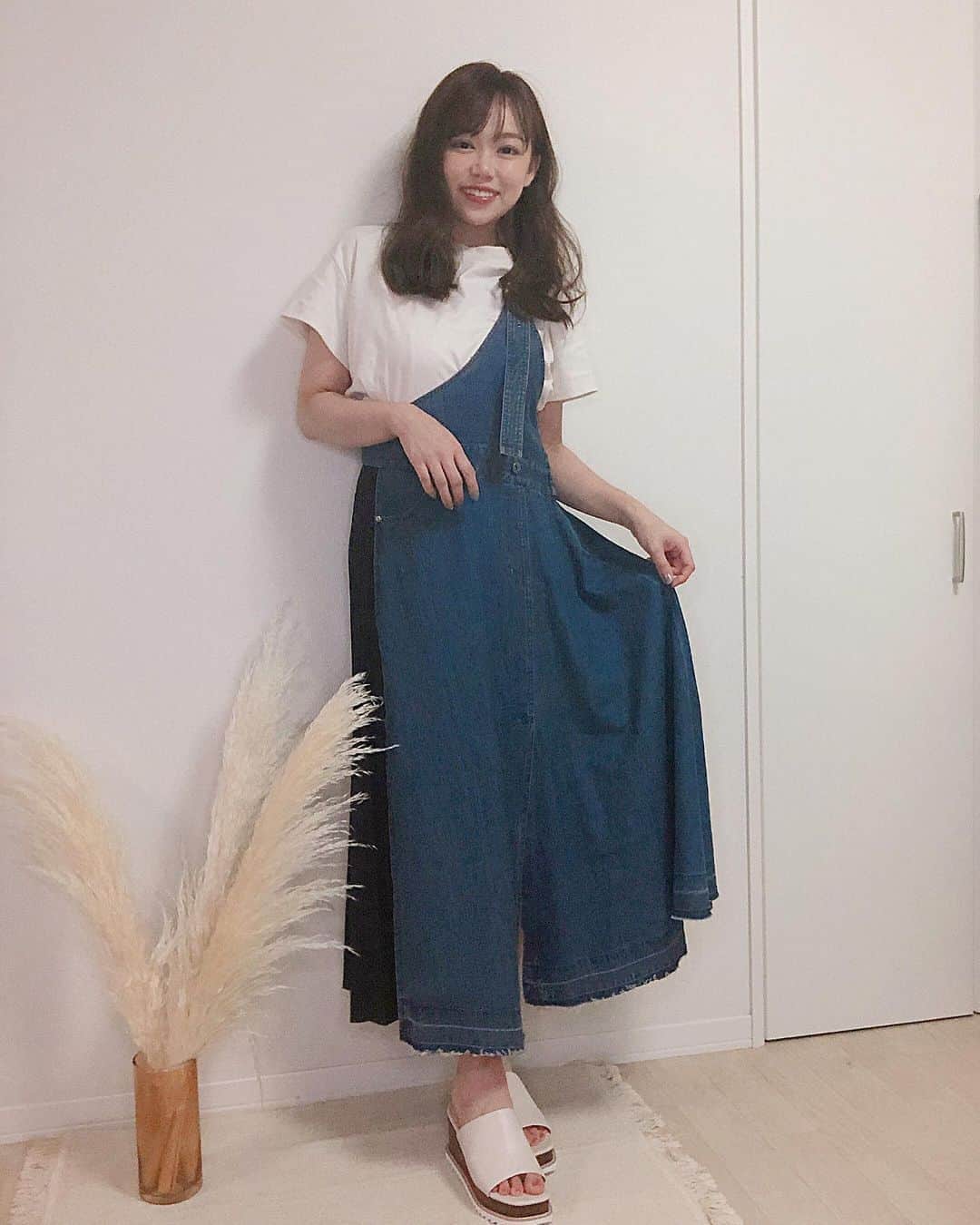 のインスタグラム：「@aulaaila_official のワンショルダージャンパースカート💓 デニムにプリーツデザインがミックスされててすごく可愛いの！☺️💐 スリットも入っててカタチも綺麗だし カジュアルデザインなんだけど女性らしさもあるシルエットがドストライクすぎるっっ😚👏🏼❤️ 季節問わず使えるからヘビロテしようと思います✨ . 最近YouTubeにアップした「2020年上半期ベストコスメ」のときに着ていた服はこちらです💕 . #aulaaila #アウラアイラ」