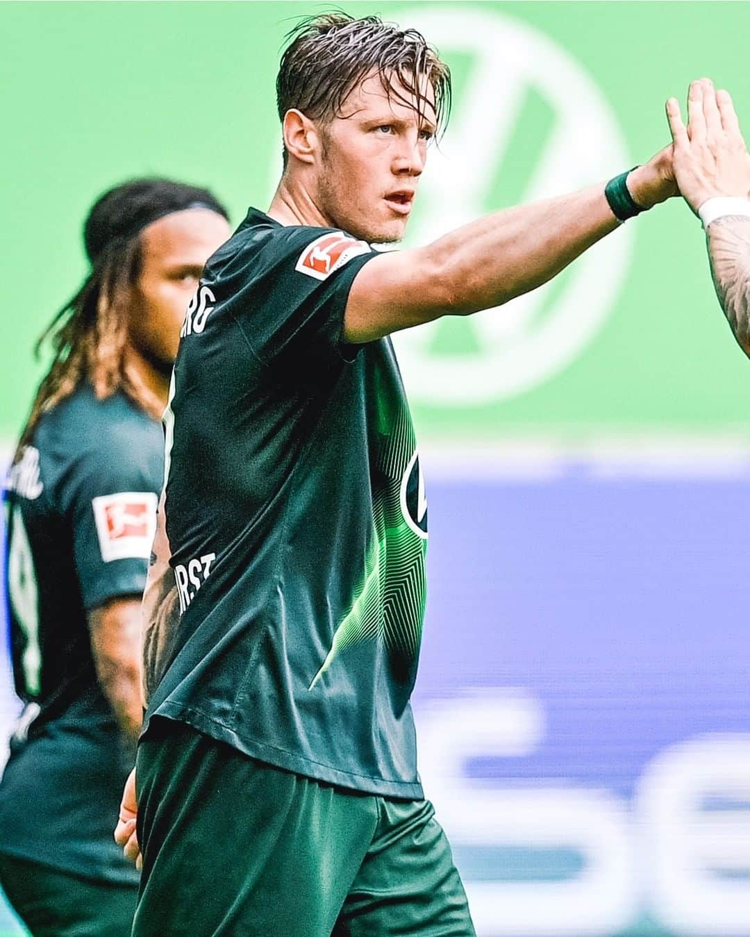 VfLヴォルフスブルクさんのインスタグラム写真 - (VfLヴォルフスブルクInstagram)「Sturmduo 🤜🖐 #vflwolfsburg #immernurdu #immer_hungrig #arbeitfussballleidenschaft #bundesliga」6月15日 21時00分 - vfl.wolfsburg