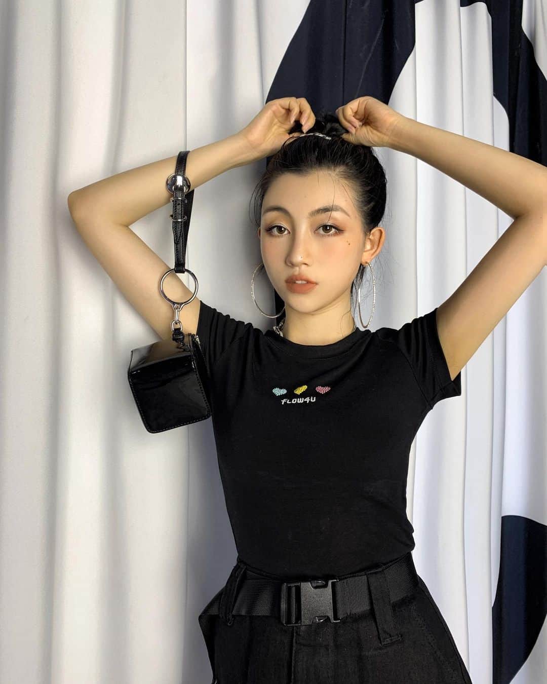 チン・インヒのインスタグラム：「🖤#flow4u」