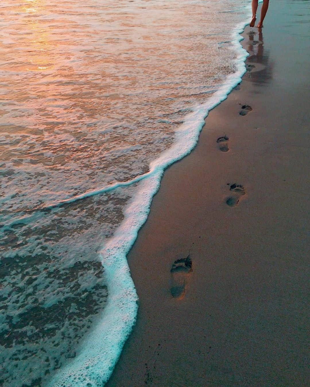 PAUL HEWITTさんのインスタグラム写真 - (PAUL HEWITTInstagram)「Sunset beach walks. 🌅🌊⚓️ #getAnchored #paulhewitt __ #sunset #beach #walks #footprints #nature #waves #sunsetwalk #sundowner #accessories #womenswatches」6月15日 21時01分 - paul_hewitt