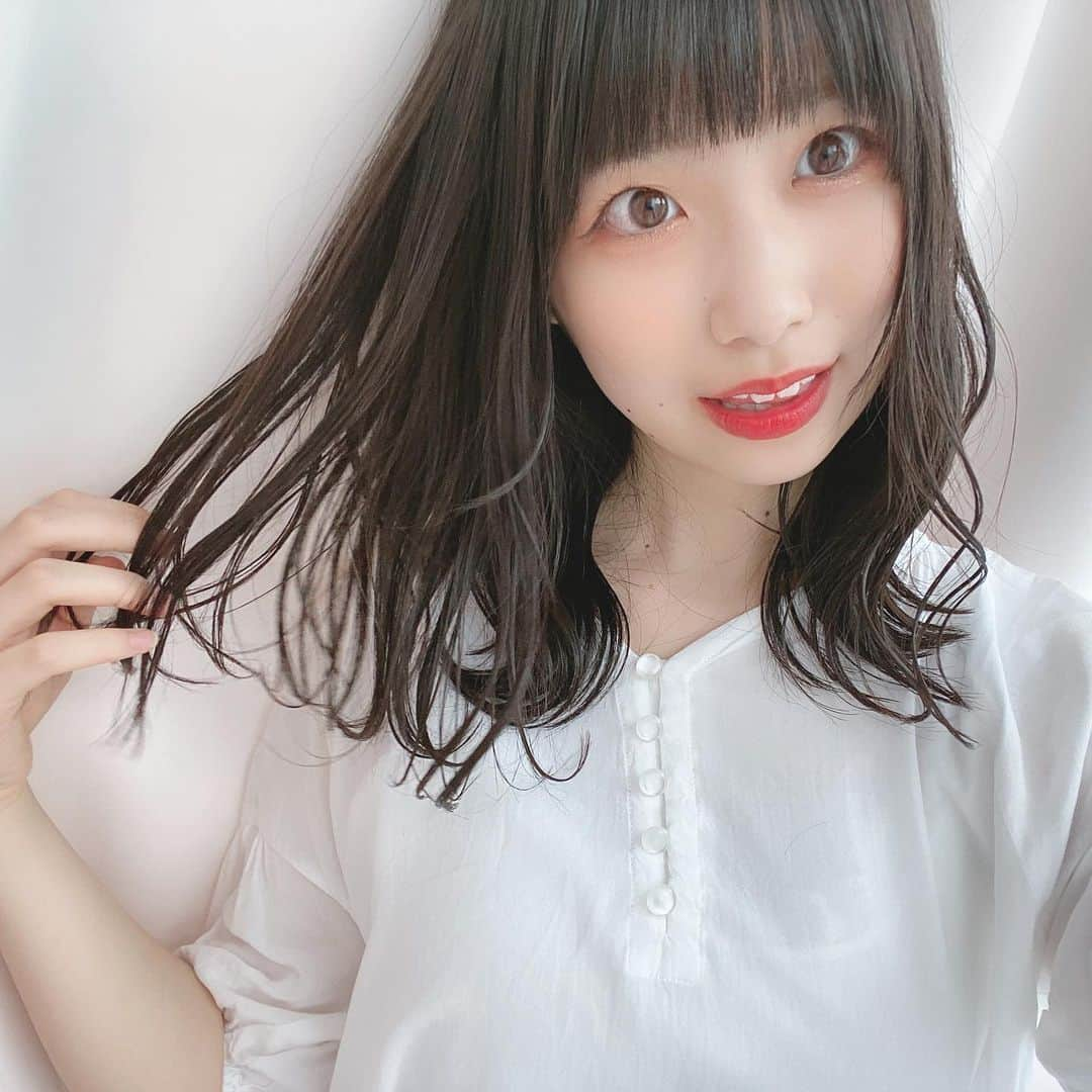 小川紗奈さんのインスタグラム写真 - (小川紗奈Instagram)「普段しない巻き髪𓂃𓈒𓏸﻿ ﻿ 自分でできるようになりたいな!!!﻿ ﻿ ﻿ #new #hair #asknowaspinky #white #followme」6月15日 21時07分 - sana_hkt48