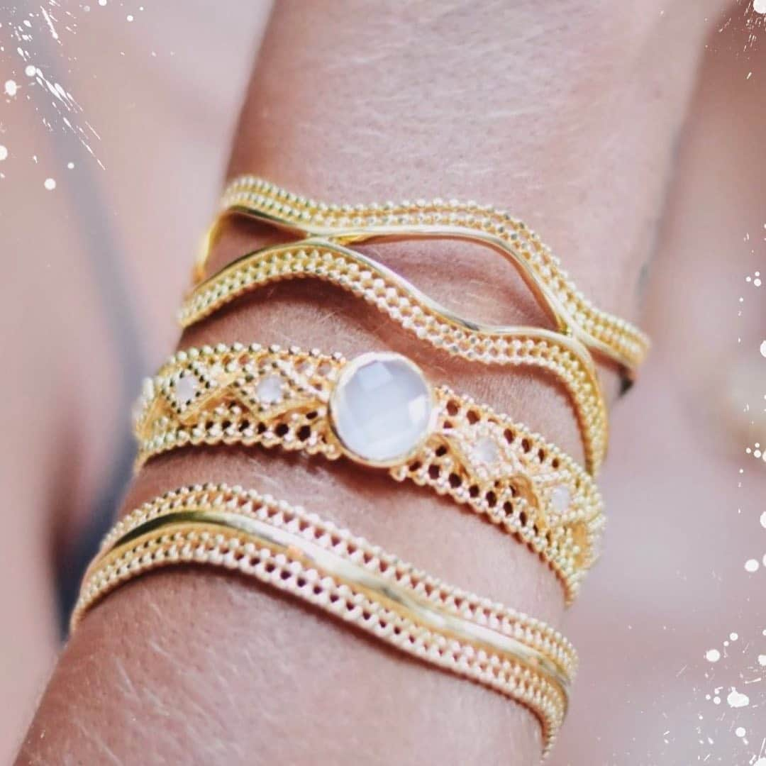 アズニさんのインスタグラム写真 - (アズニInstagram)「One can never have too much of gold or moonstone. These bangles are for keeps - never out of style.  #etrusca #stackingbangles #pilethemhigh #summerscoming #influencersunder10k #influncersunder20k #ethicalinfluencers #travelinfluencers #slowfashioninfluncers」6月15日 21時08分 - azunilondon