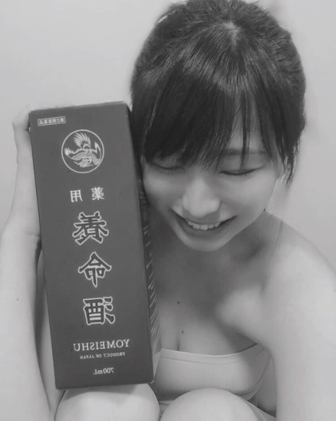 中岡龍子さんのインスタグラム写真 - (中岡龍子Instagram)「.Yomeishu🥃🌿 (liquor that is used for medicinal purposes) . 昨日撮ったのに投稿できてませんでしたが、 養命酒とお手紙のプレゼントもいただきました⑅⋆︎* . 健康面を気にかけてくださってありがとうございます😭✨ 仕事以外は基本安静にしてます！ おかげで筋肉がなくなって全身プニプニですが…笑 . コロナも引き続き気をつけなきゃいけませんが、 夏バテ・熱中症・脱水症状などもこれからの時期 気をつけて過ごさなきゃですね！ . みなさんも一緒に対策頑張って 健康でHappyに過ごしましょう🌻」6月15日 21時09分 - ryoko1792