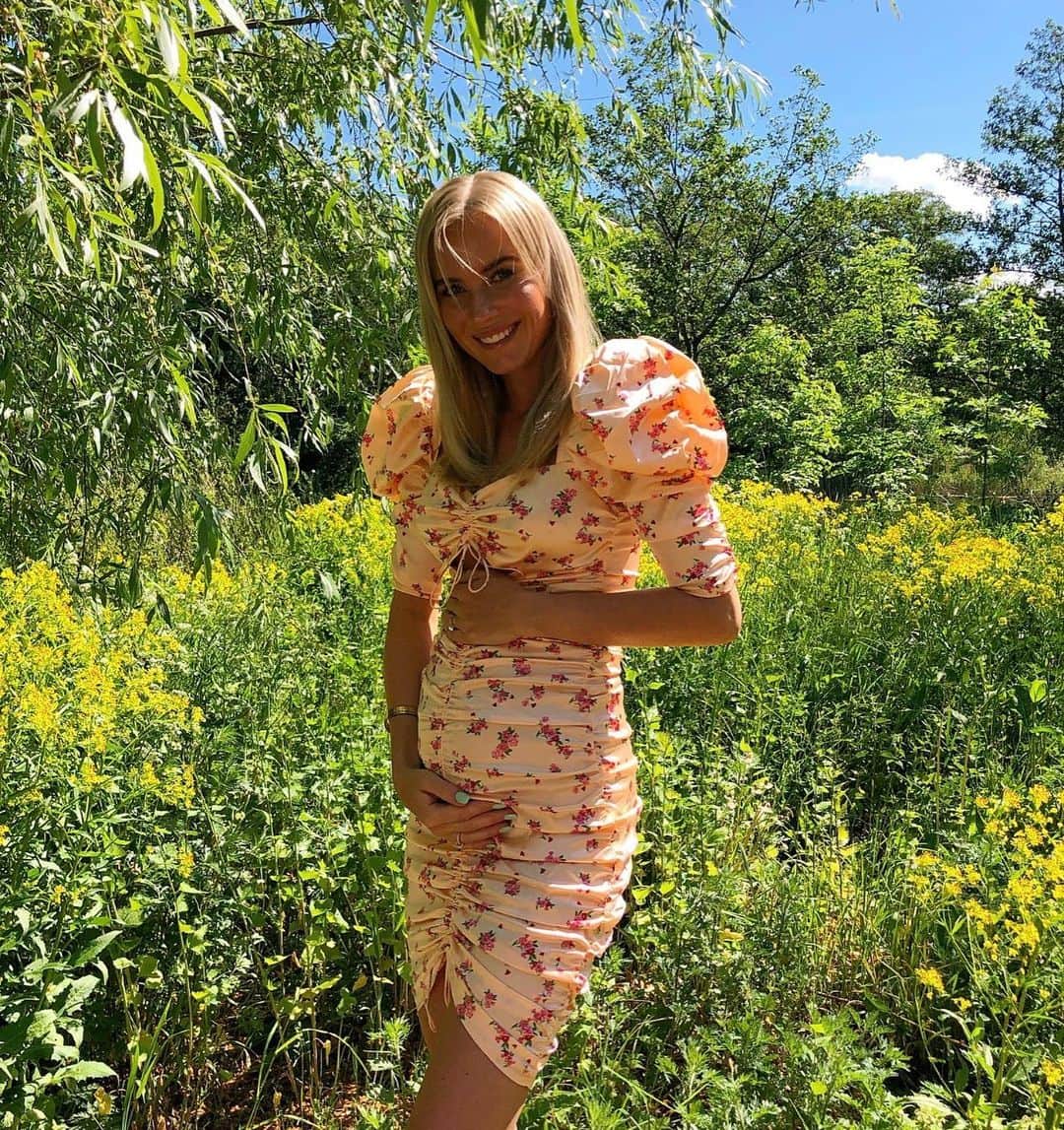 オスカル・ヒリェマルクのインスタグラム：「Du gör mig till världens lyckligaste man @elinwasshiljemark ❤️ Känslan av att vi ska bli 3 är det mest underbara som hänt mig. Du är så fantastisk på alla sätt och jag hade inte kunna drömma om en bättre och finare människa att få dela livets alla stunder med. Tack för ett underbart första år som gifta och tack för att just du bär på våran lilla skrutt...❤️😍🙏🏻」