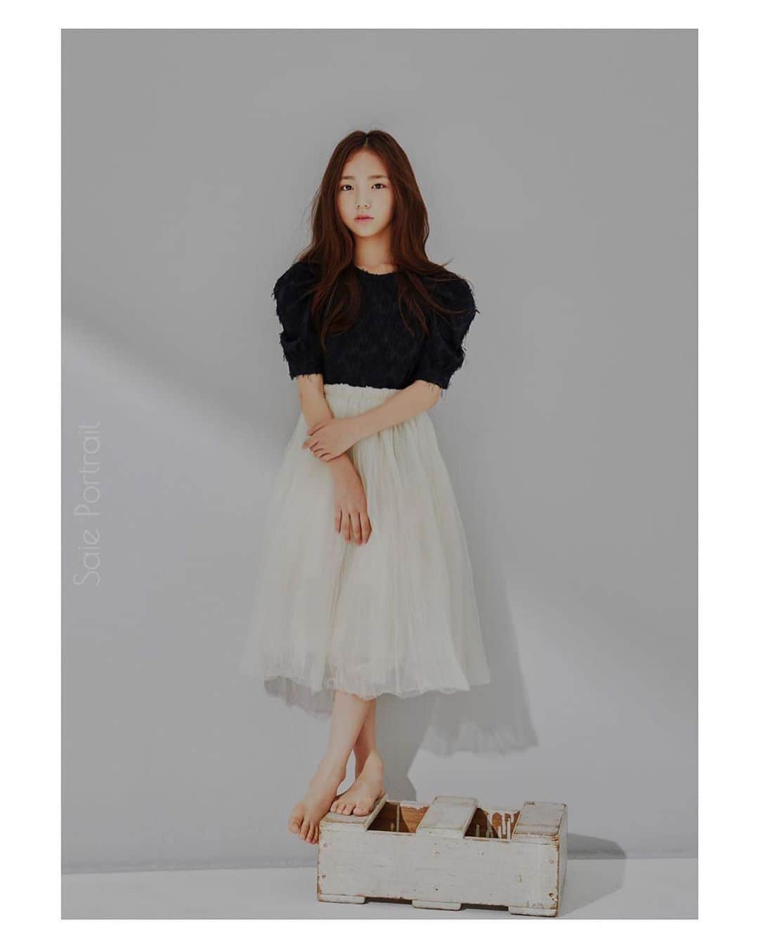 ウンチェのインスタグラム：「. 전날 잠까지 설치셨다니요🙈  첫 만남이었지만 , 정말 따뜻한 배려가 느껴졌었답니다🤍  예쁜 사진 감사해요 🙏🏻 - - - #이은채 #LeeEunchae ... Repost from @saiephotography  #  Saie  Unique PROFILE(2020) _ GIRL  이은채(2020)  설레여서 전날 잠도 설쳤던  은채와의 첫 호흡,  우리 너를 만나  새로운 에너지를 선물받았어,  아름다운 아이, 🤍은채🤍  #  #사이에프로필  #아역프로필 #키즈프로필#키즈모델프로필 #아역배우프로필#아역모델프로필  #  #saieprofile  #saiephotography#portrait #saiestyle  # 가장 나답게,아름다운 순간, 자연스러운 나,  #사이에사진관 #인물사진#인물중심  #사이에베이직 #아역배우#아역프로필 #배우프로필 #키즈프로필 #키즈모델#사이에사진#아이돌 #주니어프로필 #사이에#화보프로필#프로필촬영  #saieportrait  #포토그래퍼차리영 # #아이그대로 #너의특별한하루  ㅡㅡㅡㅡ」