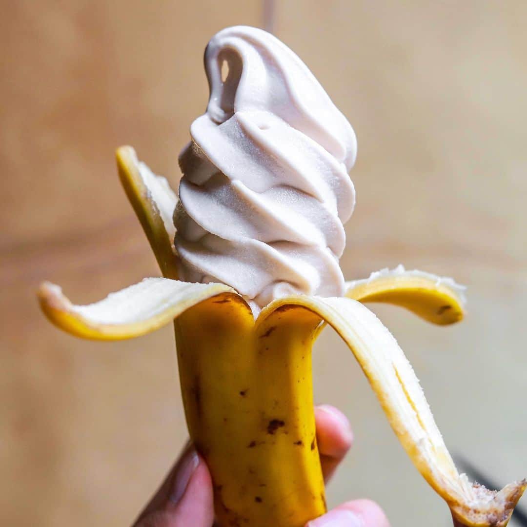 のインスタグラム：「. .  POKET @poket_0114  栄の ハワイ料理店で “バナナ”をTO GO🍌  果肉が ソフトに替わるだけで こんなにも かわいくなってしまえるのか。。 .  発想力👏  #poket#sweets#nagoya」