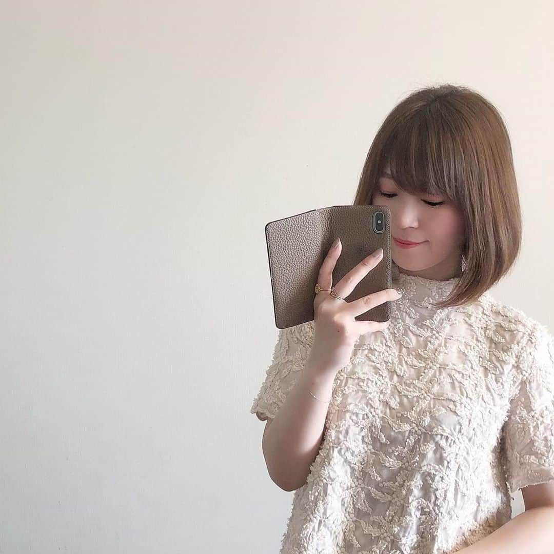 のインスタグラム：「* * 今日はまたまたlien.の相楽さんのところへ @kensagara_tierraj 💈 * 先日久しぶりのボブにしていただいたのですが悲しいかな、歳を重ねるごとに髪のうねりが強くなりスタイリング前に整えるのがだいぶ大変で😫 * ストレートパーマをかけていただきました💁🏻‍♀️ * ぺたんこにならないように計算してかけてくださったそうで☺️ * これからスタイリングしやすくなりそうで嬉しい♡ * #ボブ #ボブスタイル #大人ボブ #ボブヘア #ストレートパーマ #ヘアスタイル #ママヘアスタイル #髪型 #hairstyle #うねり髪 #髪のうねり #美容院 #自由が丘」