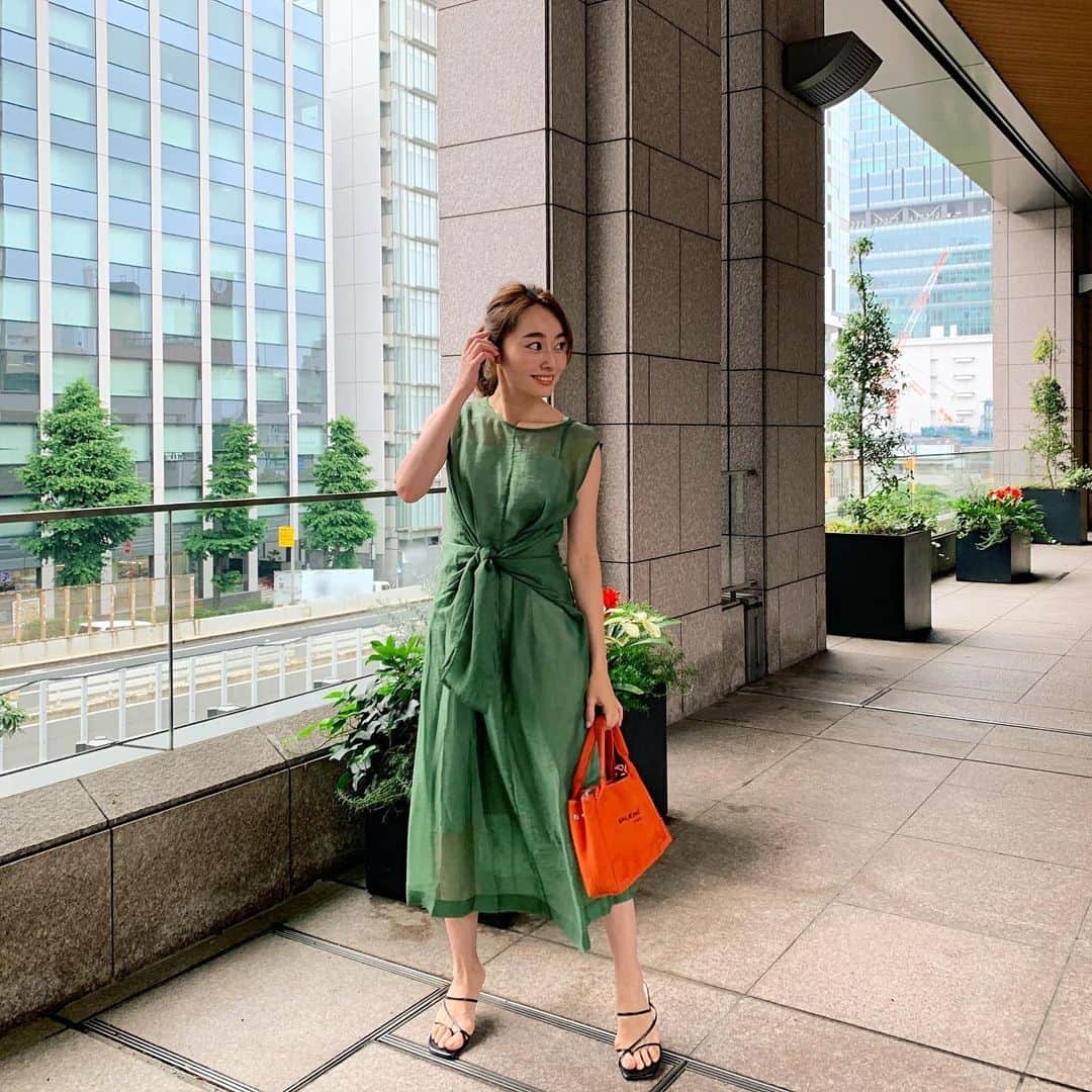 小祝麻里亜のインスタグラム：「日曜日は雨が降ったり止んだりでしたが、明るい色を着たくって😊🌱🌱 今日も明日も晴れだから嬉しい☀️水分たくさん摂りましょう！  写真撮るとき以外はマスクしてるので、ご安心ください☺️🤝 ． ． ． one-piece. @lagunamoon_com  bag. @balenciaga  shoes. @zara ＿＿＿＿＿＿＿＿ #outfit #coordinate #look #zara #instafashion #셀스타그램 #얼스타그램 #코디 #스타일링 #데일리 #데일리룩 #오오티디」